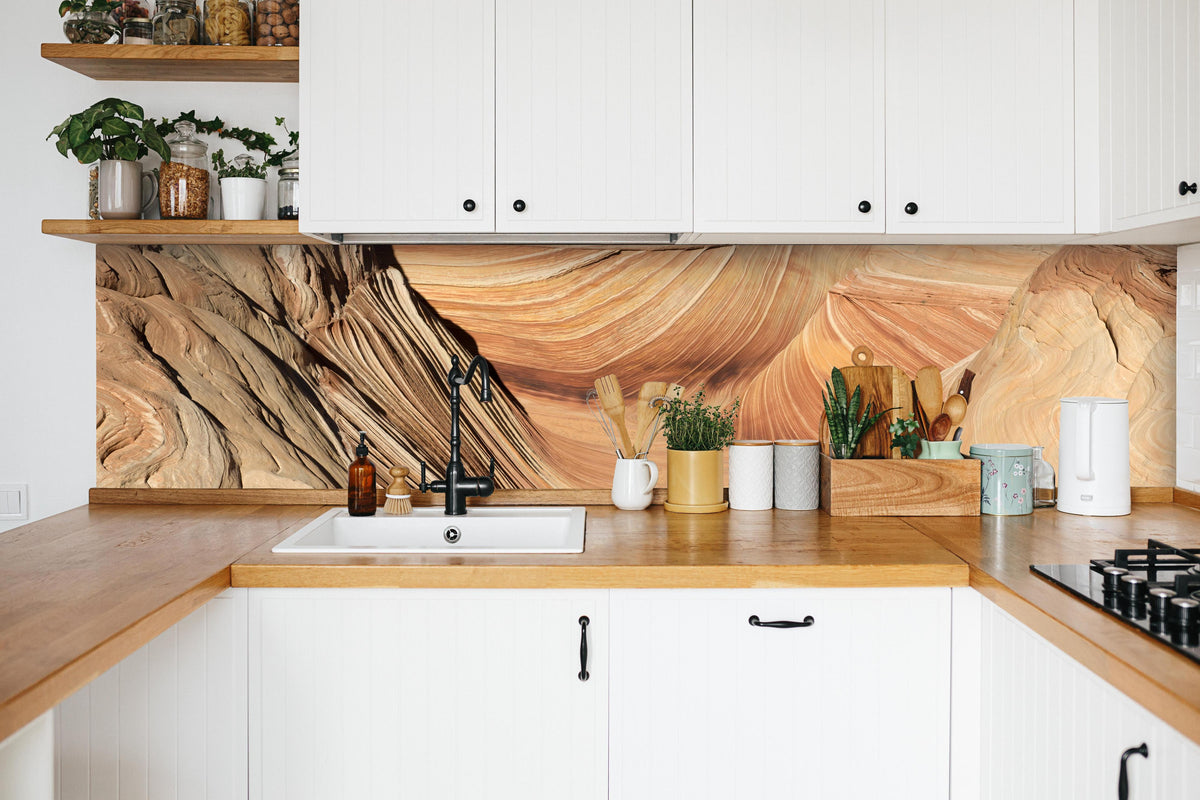 Küche - Paria-Schlucht in weißer Küche hinter Gewürzen und Kochlöffeln aus Holz