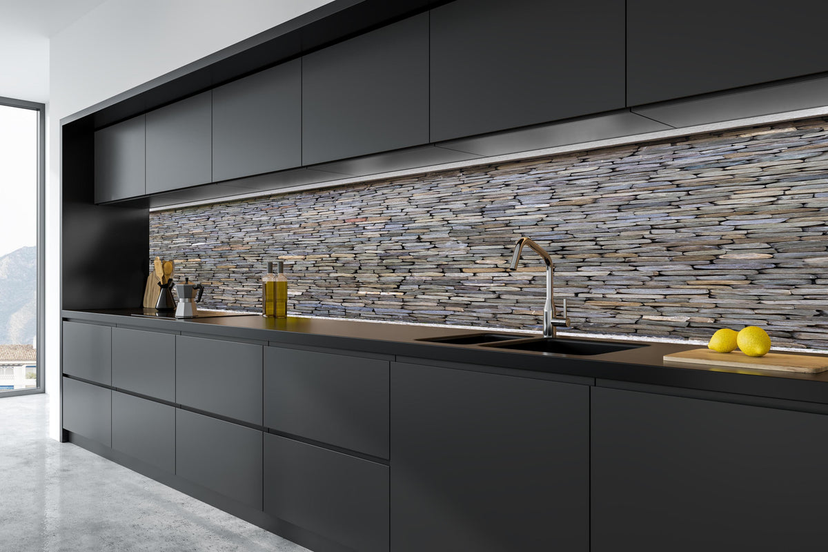Küche - Pastellfarbene Steinmauer in tiefschwarzer matt-premium Einbauküche