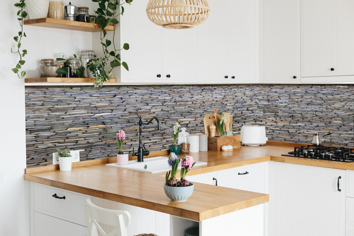 Küche - Pastellfarbene Steinmauer in lebendiger Küche mit bunten Blumen