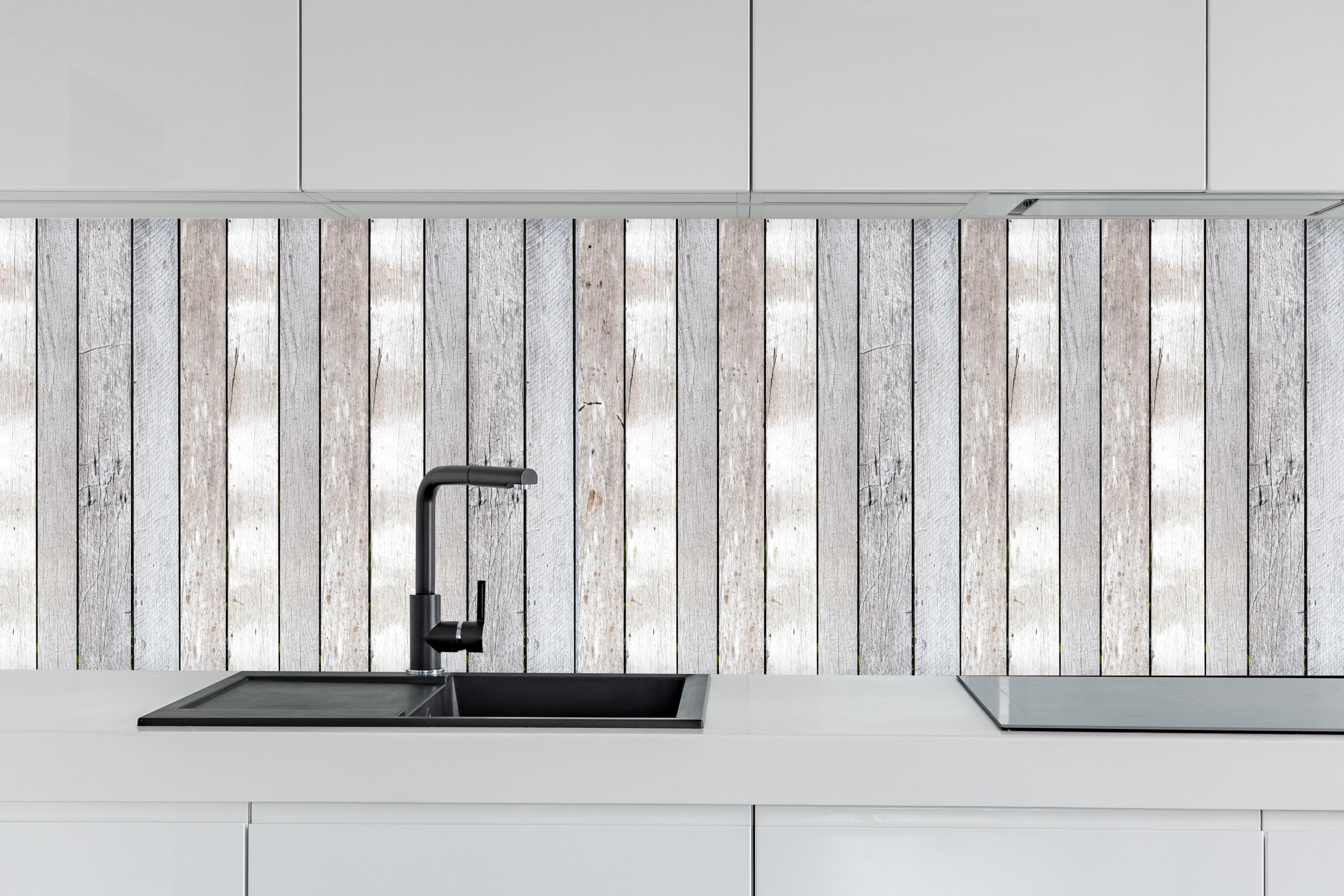 Küche - Pastellfarbene Vintage Holzwand hinter weißen Hochglanz-Küchenregalen und schwarzem Wasserhahn