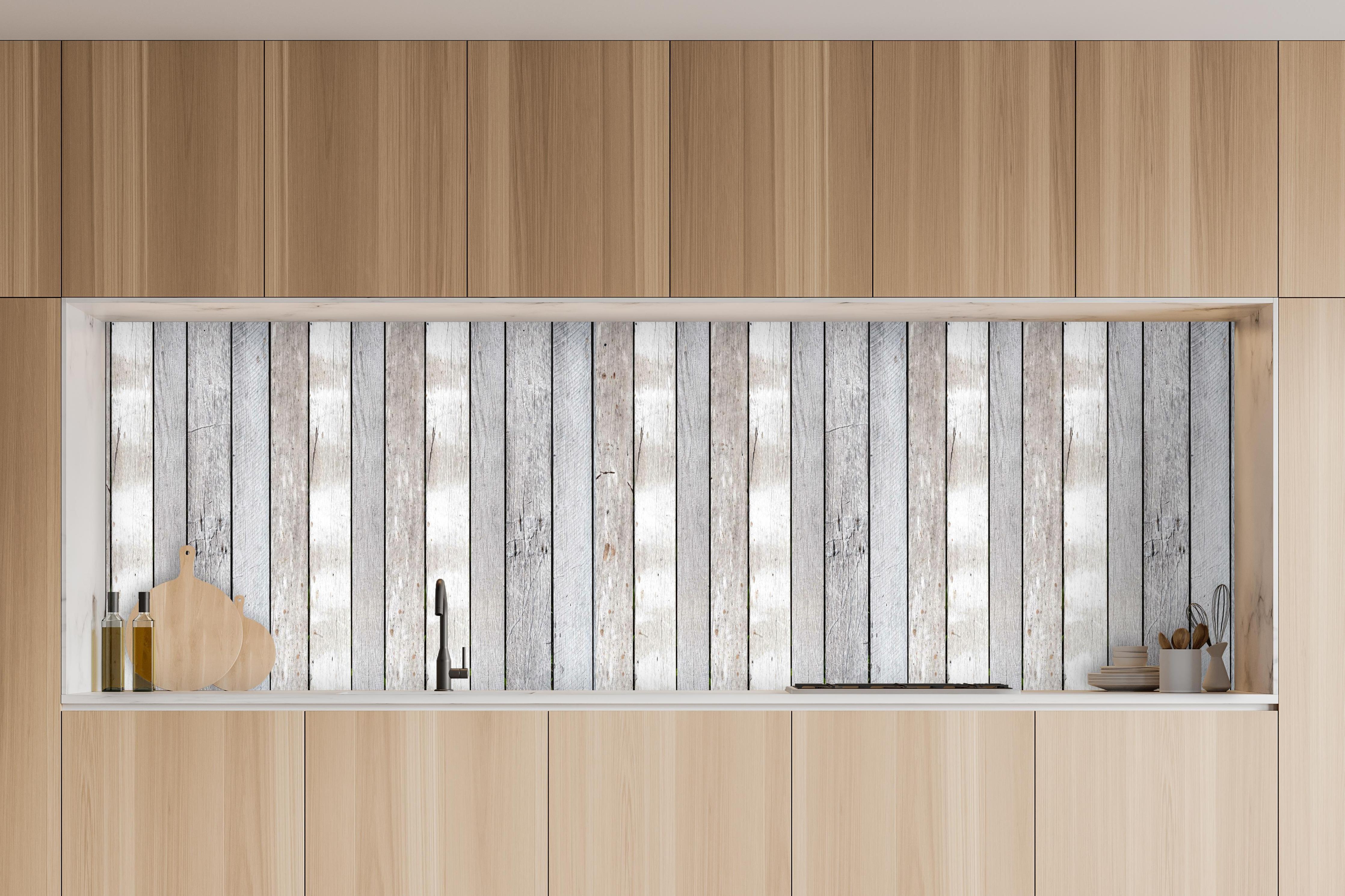 Küche - Pastellfarbene Vintage Holzwand in charakteristischer Vollholz-Küche mit modernem Gasherd