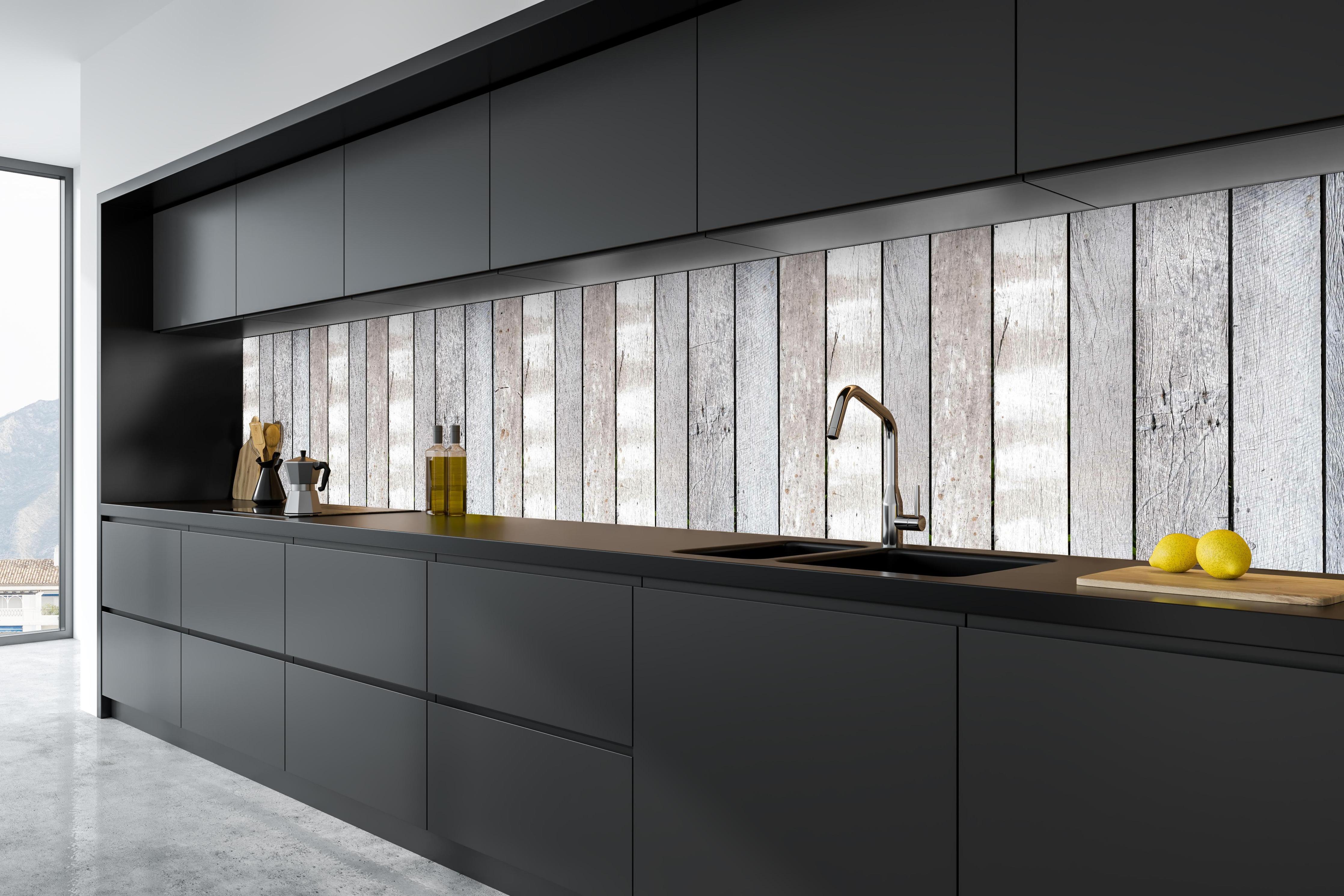 Küche - Pastellfarbene Vintage Holzwand in tiefschwarzer matt-premium Einbauküche