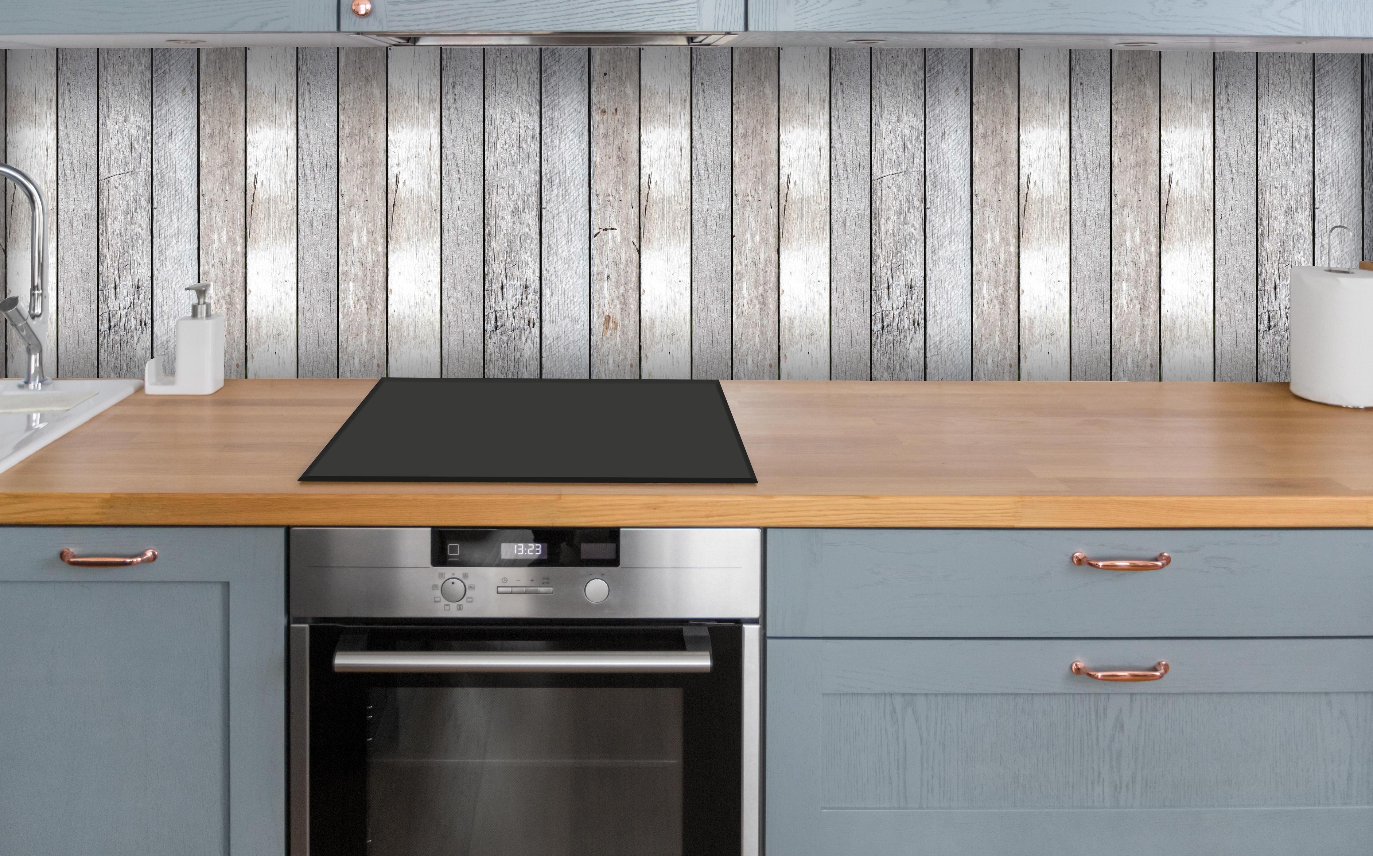 Küche - Pastellfarbene Vintage Holzwand über polierter Holzarbeitsplatte mit Cerankochfeld