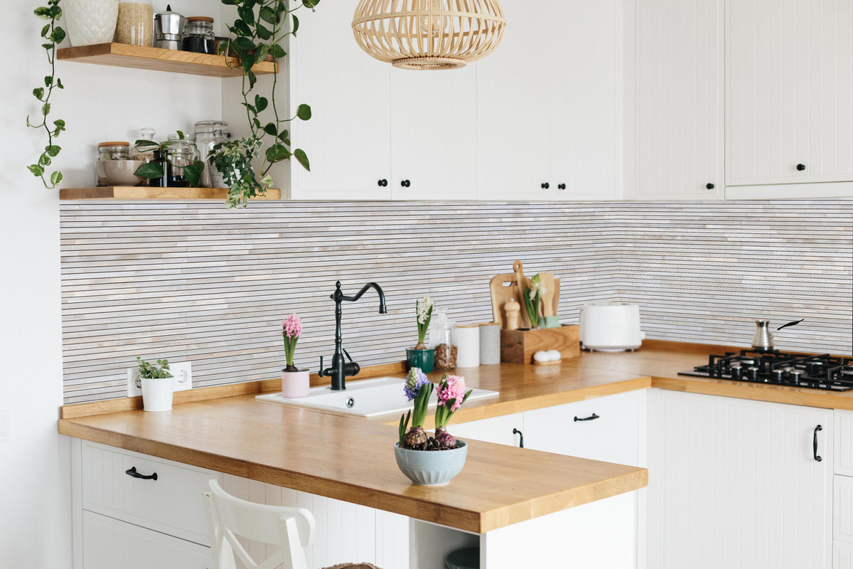 Küche - Pastellfarbige Holzfassade in lebendiger Küche mit bunten Blumen