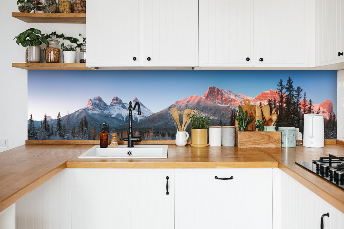 Küche - Perfektes Spiegelbild der Drei-Schwestern-Gipfel in weißer Küche hinter Gewürzen und Kochlöffeln aus Holz