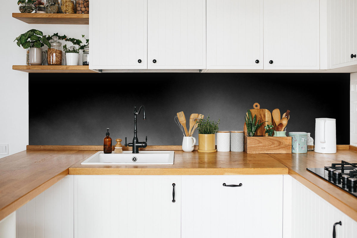 Küche - Pferd-Aufzucht in Schwarz-Weiß in weißer Küche hinter Gewürzen und Kochlöffeln aus Holz