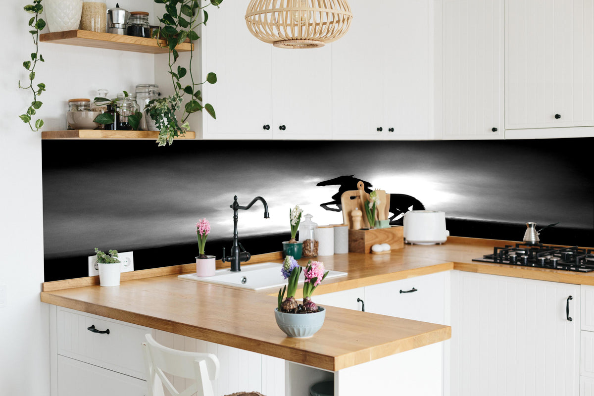 Küche - Pferd-Aufzucht in Schwarz-Weiß in lebendiger Küche mit bunten Blumen