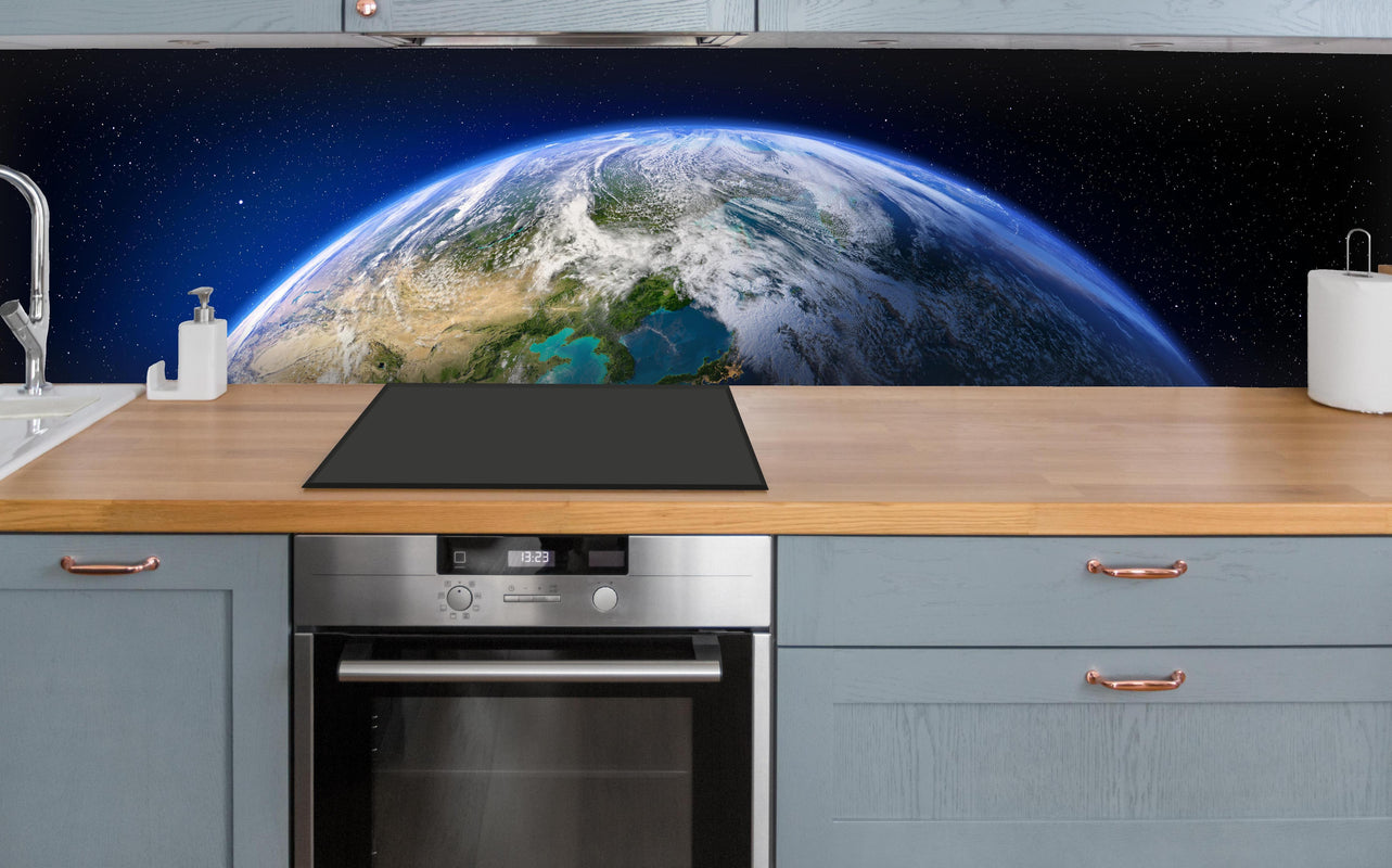 Küche - Planet Erde über polierter Holzarbeitsplatte mit Cerankochfeld