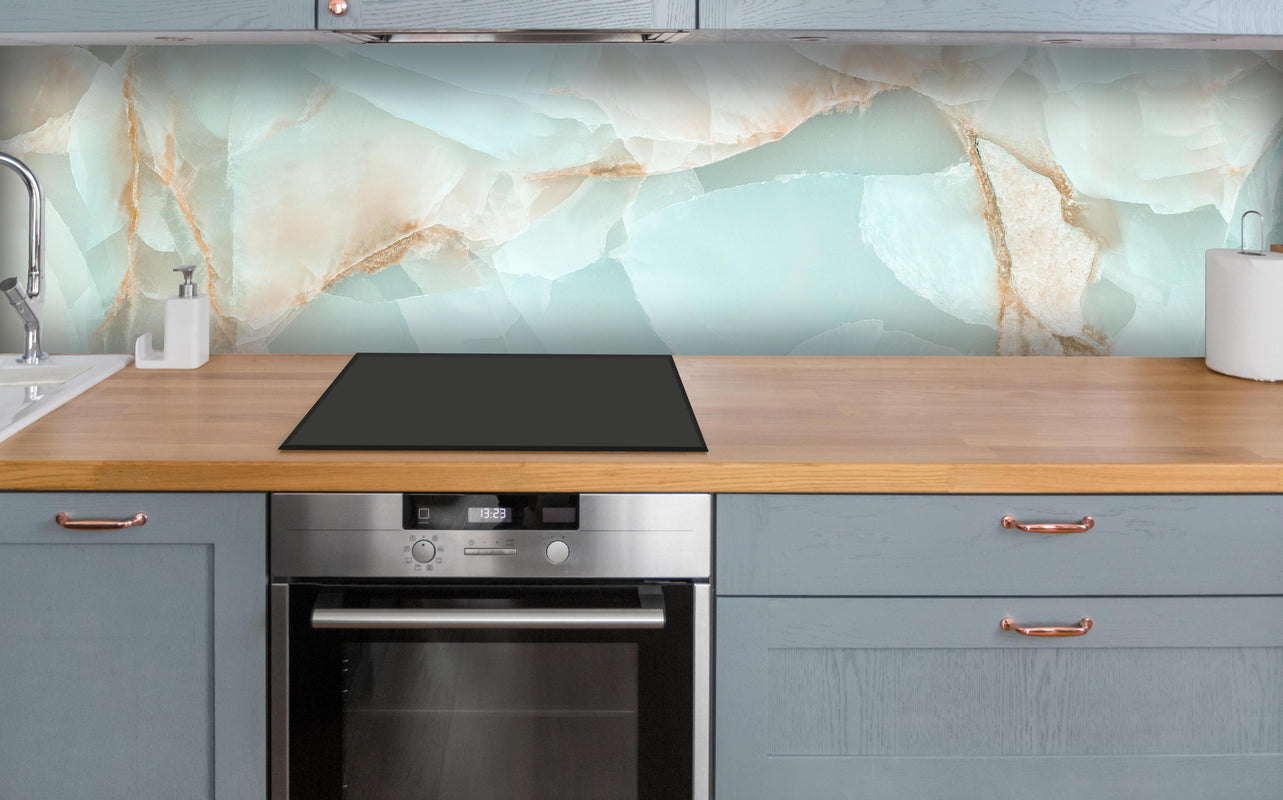 Küche - Polierter Onyx-Marmor über polierter Holzarbeitsplatte mit Cerankochfeld