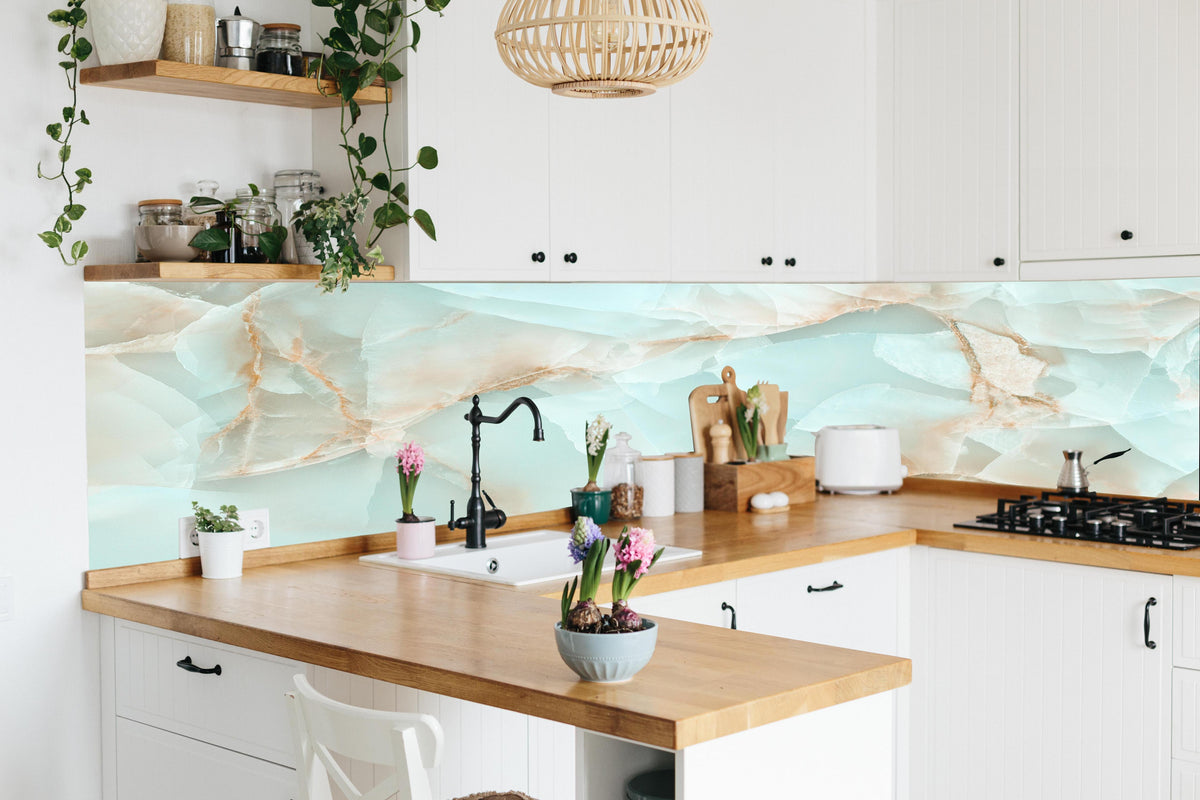 Küche - Polierter Onyx-Marmor in lebendiger Küche mit bunten Blumen