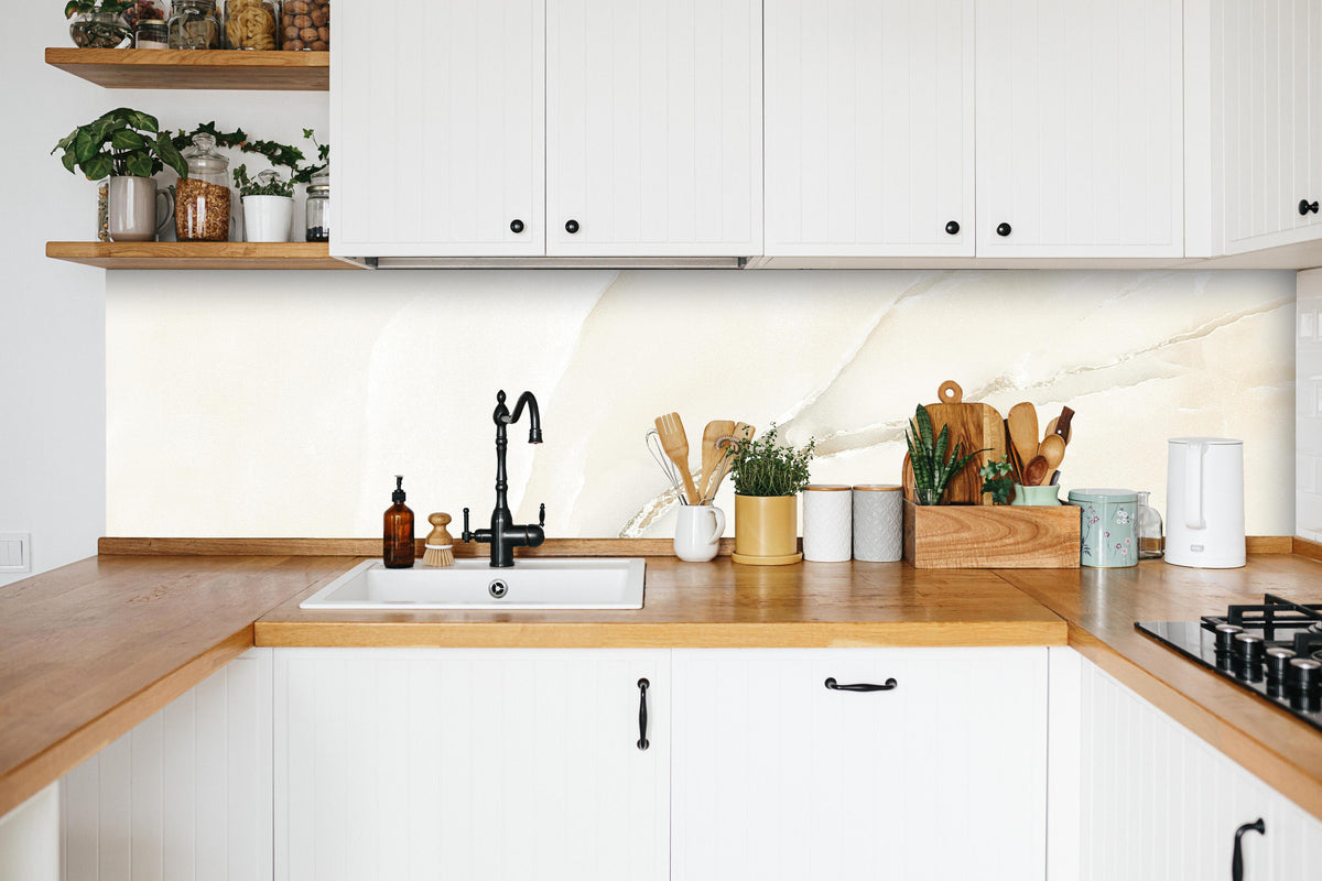 Küche - Polierter Onyxmarmor 1 in weißer Küche hinter Gewürzen und Kochlöffeln aus Holz