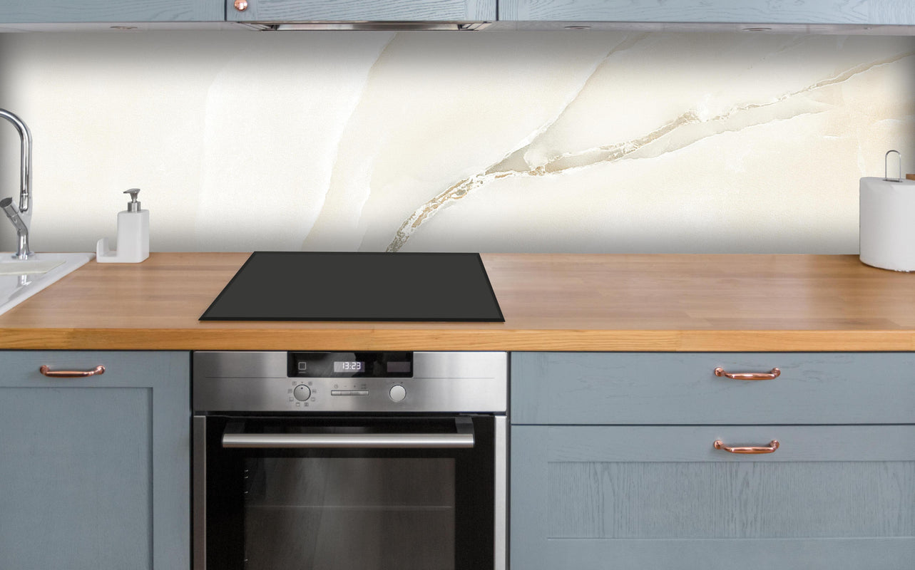Küche - Polierter Onyxmarmor 1 über polierter Holzarbeitsplatte mit Cerankochfeld