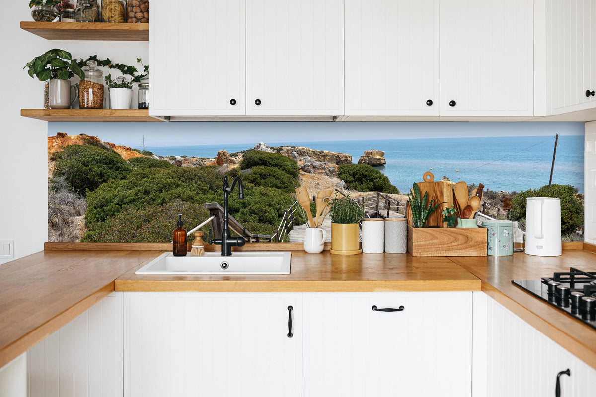 Küche - Portugal Küstenlinie in weißer Küche hinter Gewürzen und Kochlöffeln aus Holz