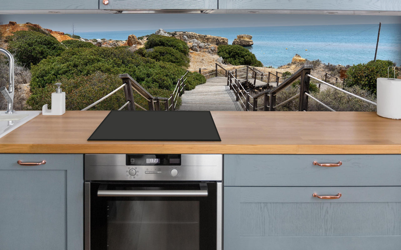 Küche - Portugal Küstenlinie über polierter Holzarbeitsplatte mit Cerankochfeld