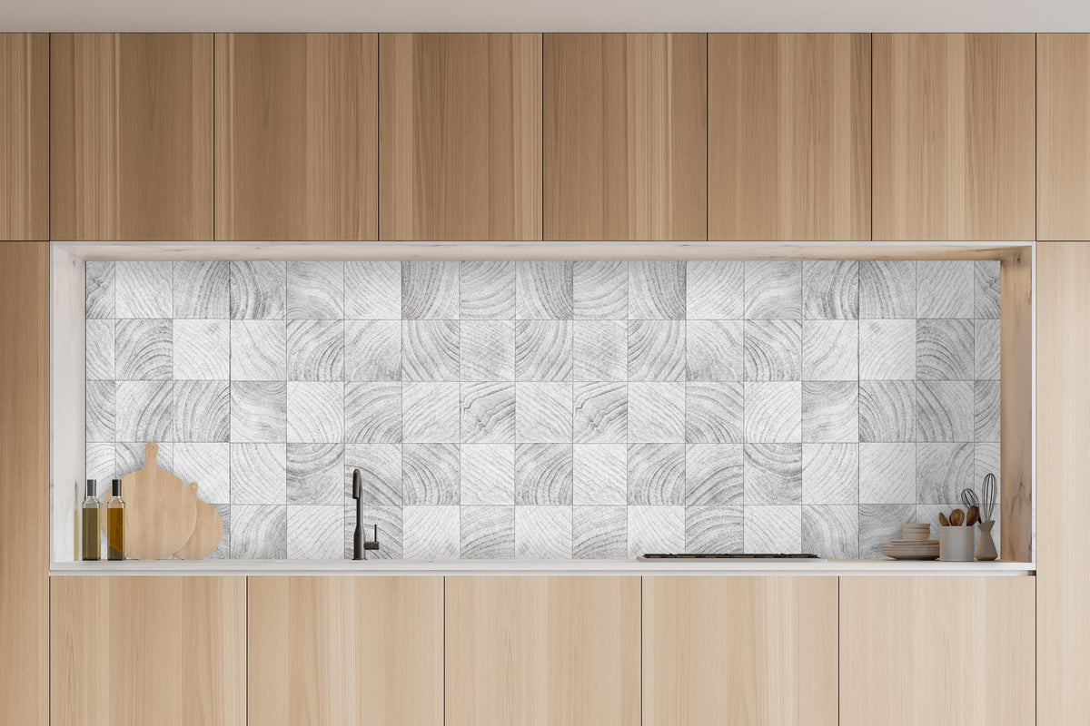 Küche - Quadratische Holzartige Fliesen in charakteristischer Vollholz-Küche mit modernem Gasherd