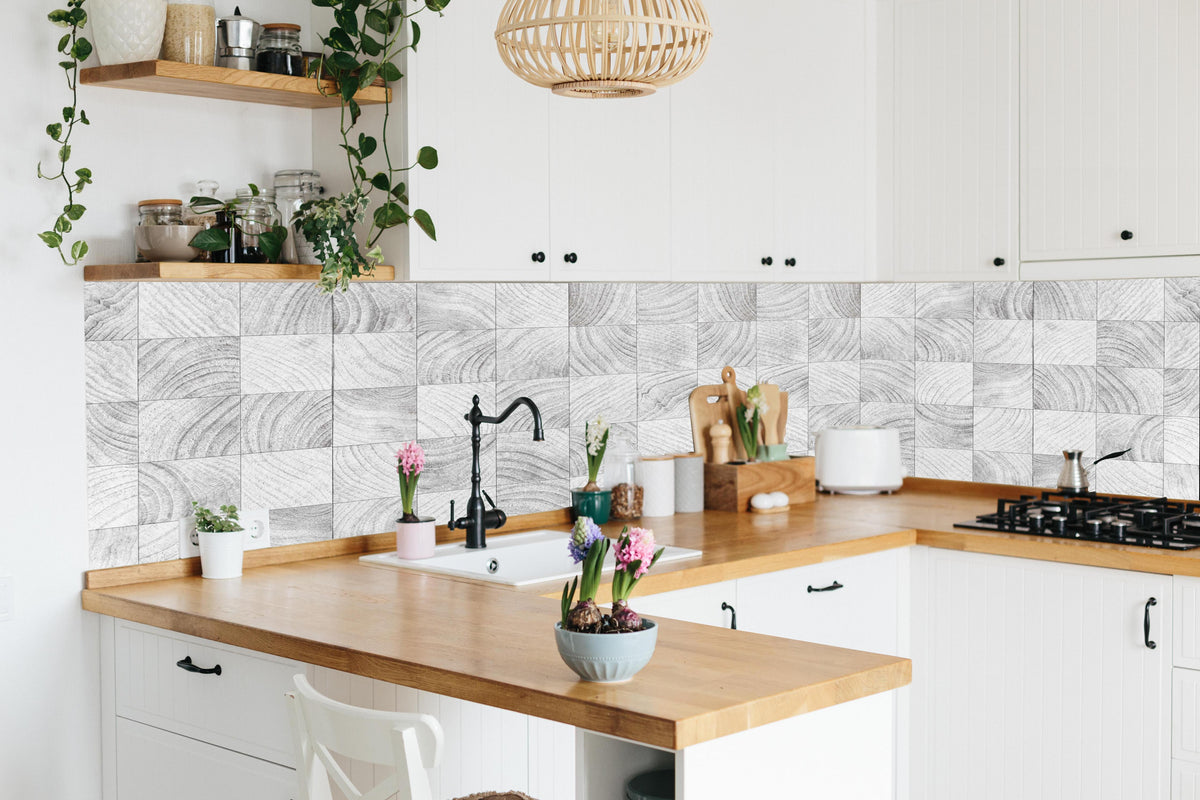 Küche - Quadratische Holzartige Fliesen in lebendiger Küche mit bunten Blumen