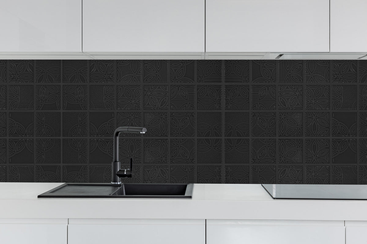 Küche - Quadratische schwarze Fliesen hinter weißen Hochglanz-Küchenregalen und schwarzem Wasserhahn