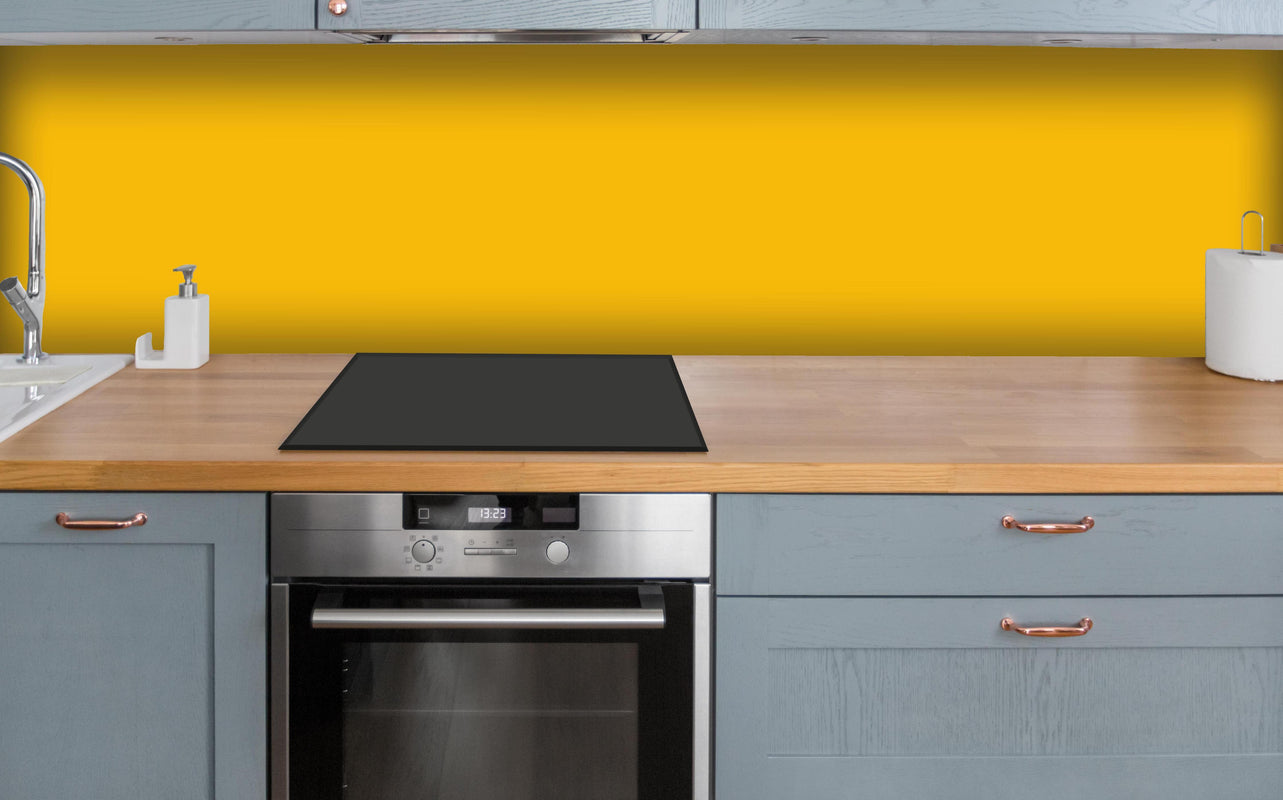 Küche - RAL 1003 (Signalgelb) über polierter Holzarbeitsplatte mit Cerankochfeld