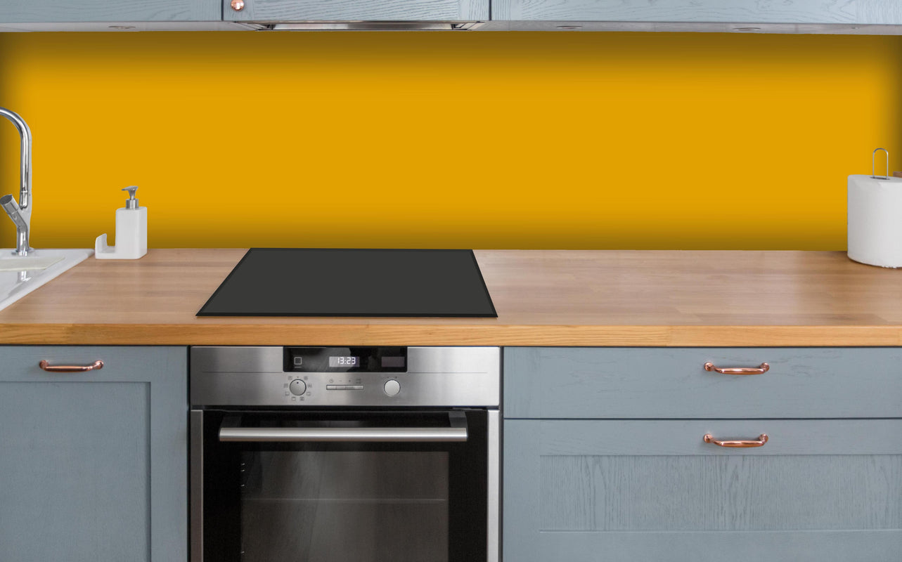 Küche - RAL 1006 (Maisgelb) über polierter Holzarbeitsplatte mit Cerankochfeld