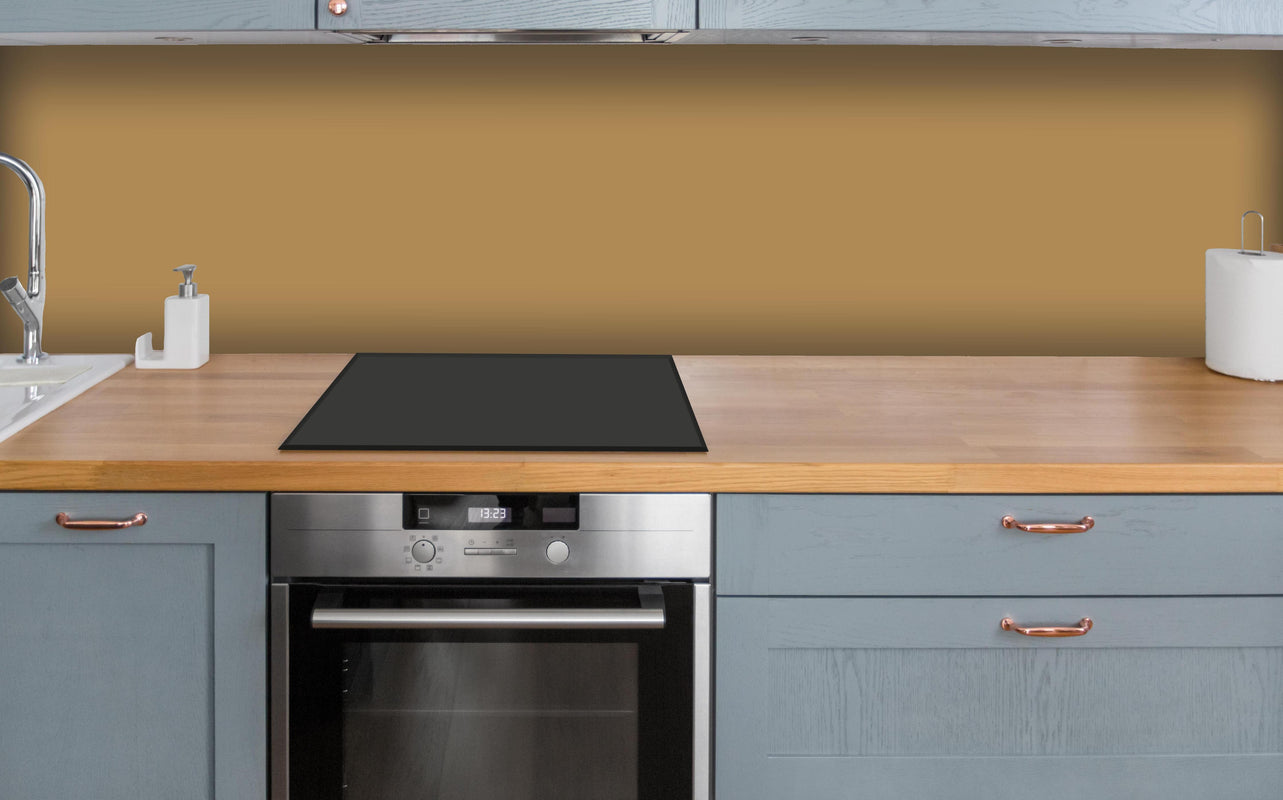Küche - RAL 1011 (Braunbeige) über polierter Holzarbeitsplatte mit Cerankochfeld