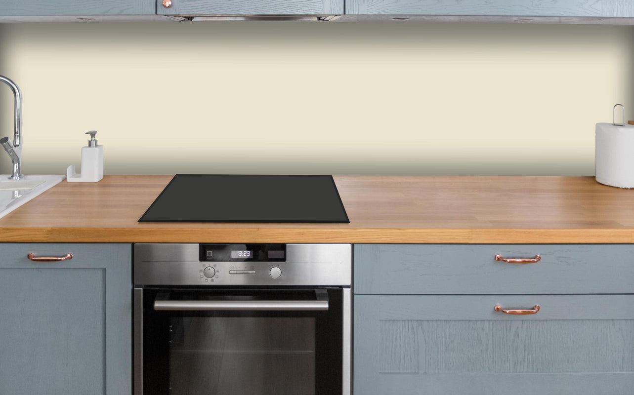 Küche - RAL 1013 (Austernweiß) über polierter Holzarbeitsplatte mit Cerankochfeld