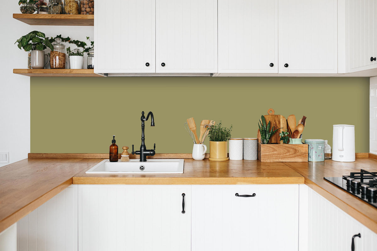 Küche - RAL 1020 (olivgelb) in weißer Küche hinter Gewürzen und Kochlöffeln aus Holz