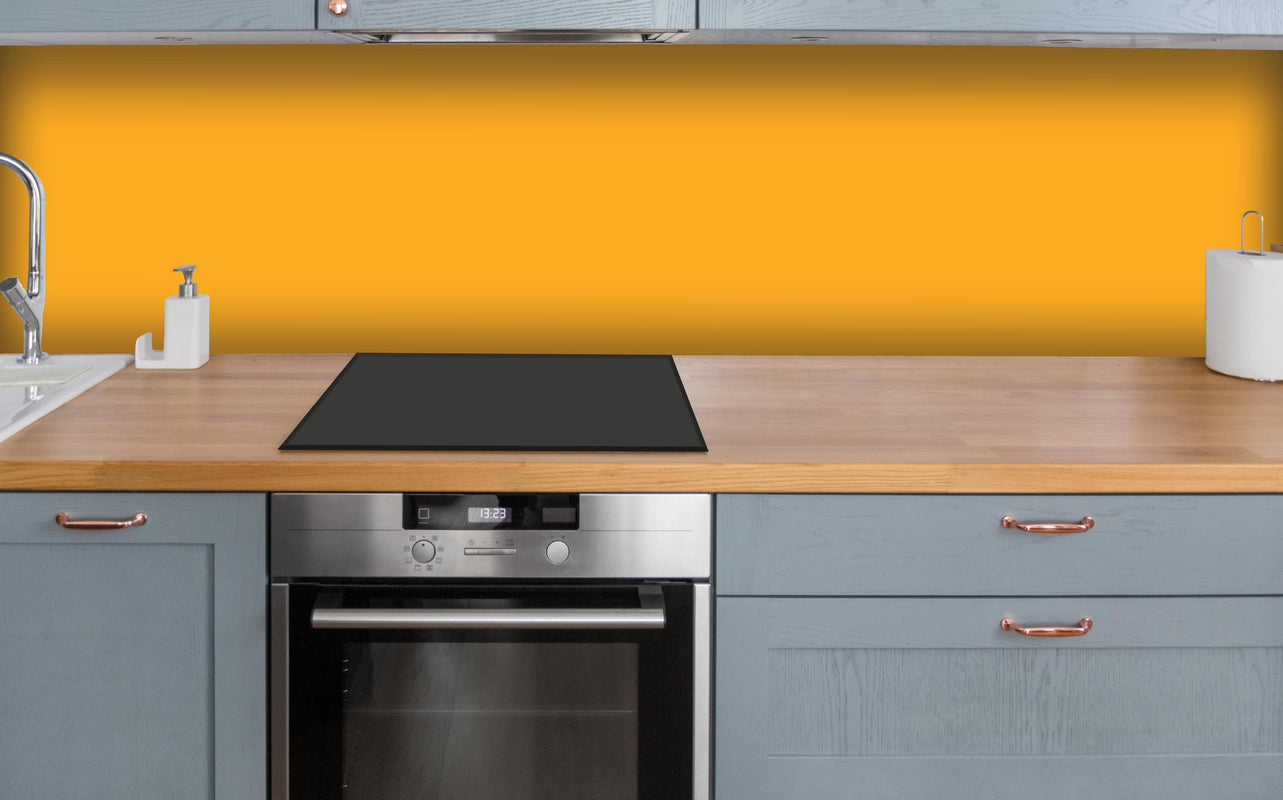 Küche - RAL 1033 (Dahliengelb) über polierter Holzarbeitsplatte mit Cerankochfeld