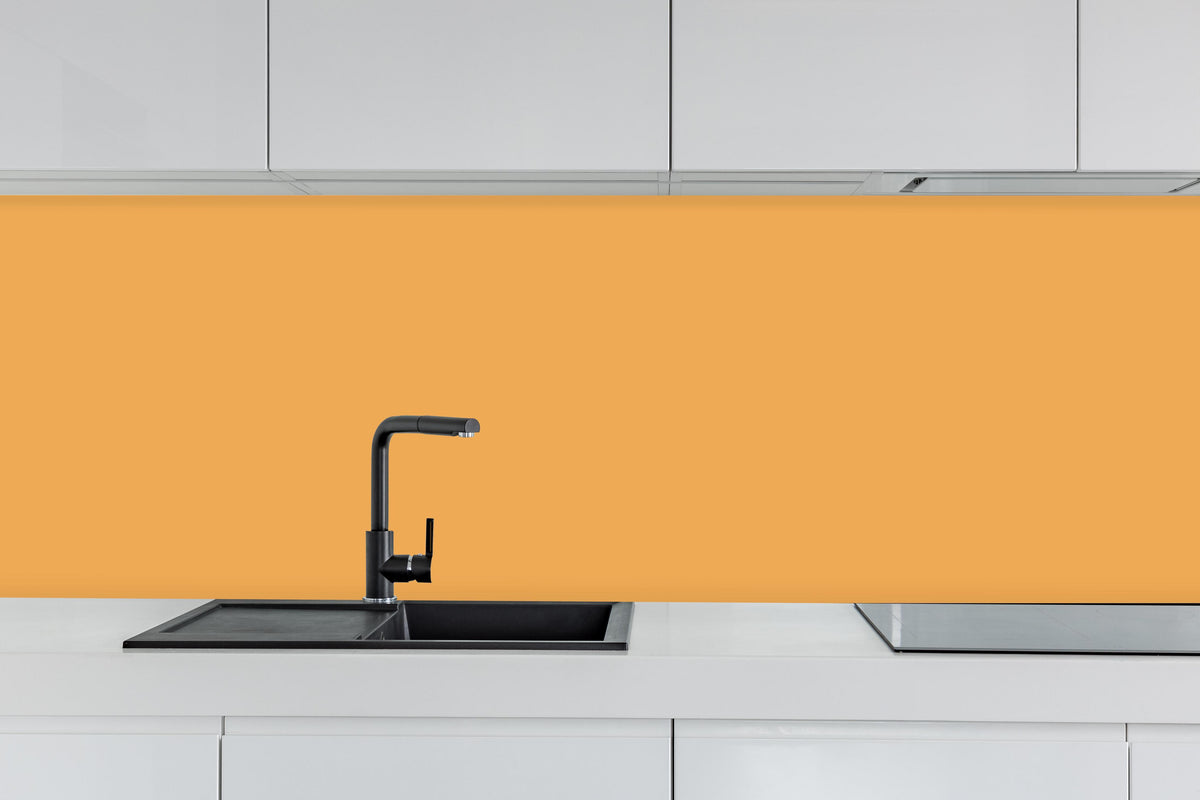 Küche - RAL 1034 (Pastellgelb) hinter weißen Hochglanz-Küchenregalen und schwarzem Wasserhahn