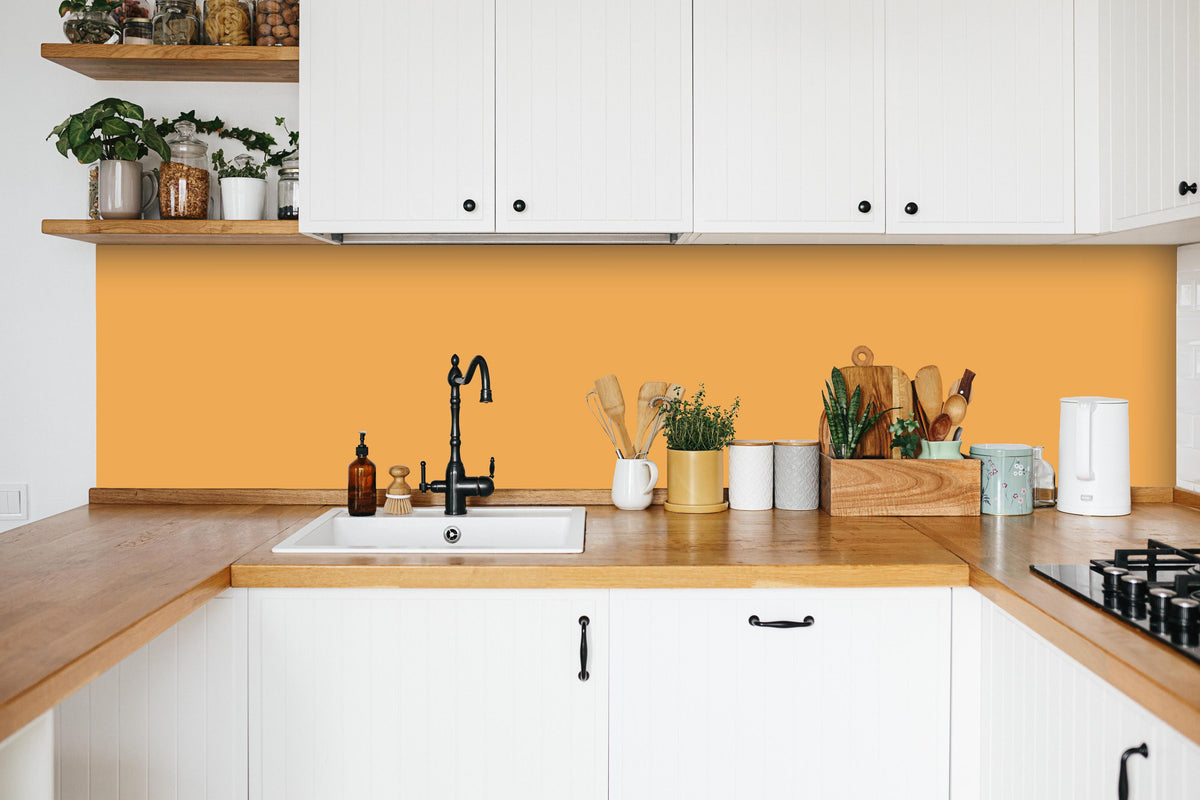 Küche - RAL 1034 (Pastellgelb) in weißer Küche hinter Gewürzen und Kochlöffeln aus Holz