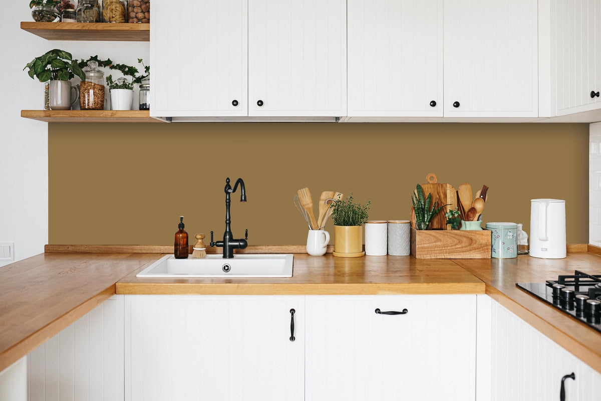 Küche - RAL 1036 (Perlgold) in weißer Küche hinter Gewürzen und Kochlöffeln aus Holz