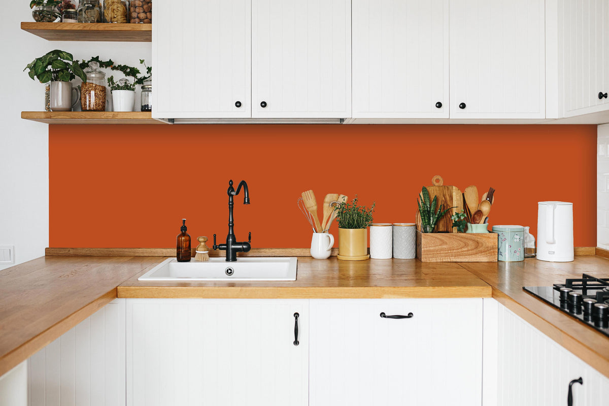 Küche - RAL 2001 (Rot-Orange) in weißer Küche hinter Gewürzen und Kochlöffeln aus Holz
