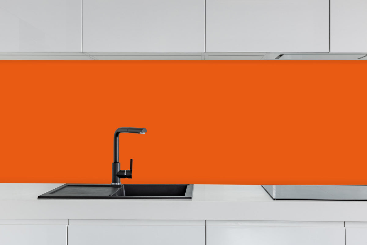 Küche - RAL 2004 (Reines Orange) hinter weißen Hochglanz-Küchenregalen und schwarzem Wasserhahn