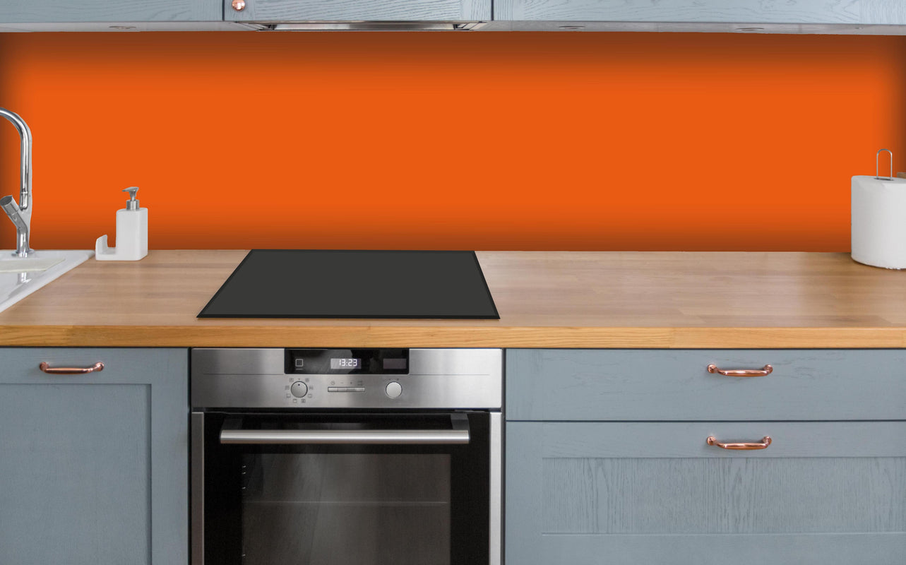 Küche - RAL 2004 (Reines Orange) über polierter Holzarbeitsplatte mit Cerankochfeld