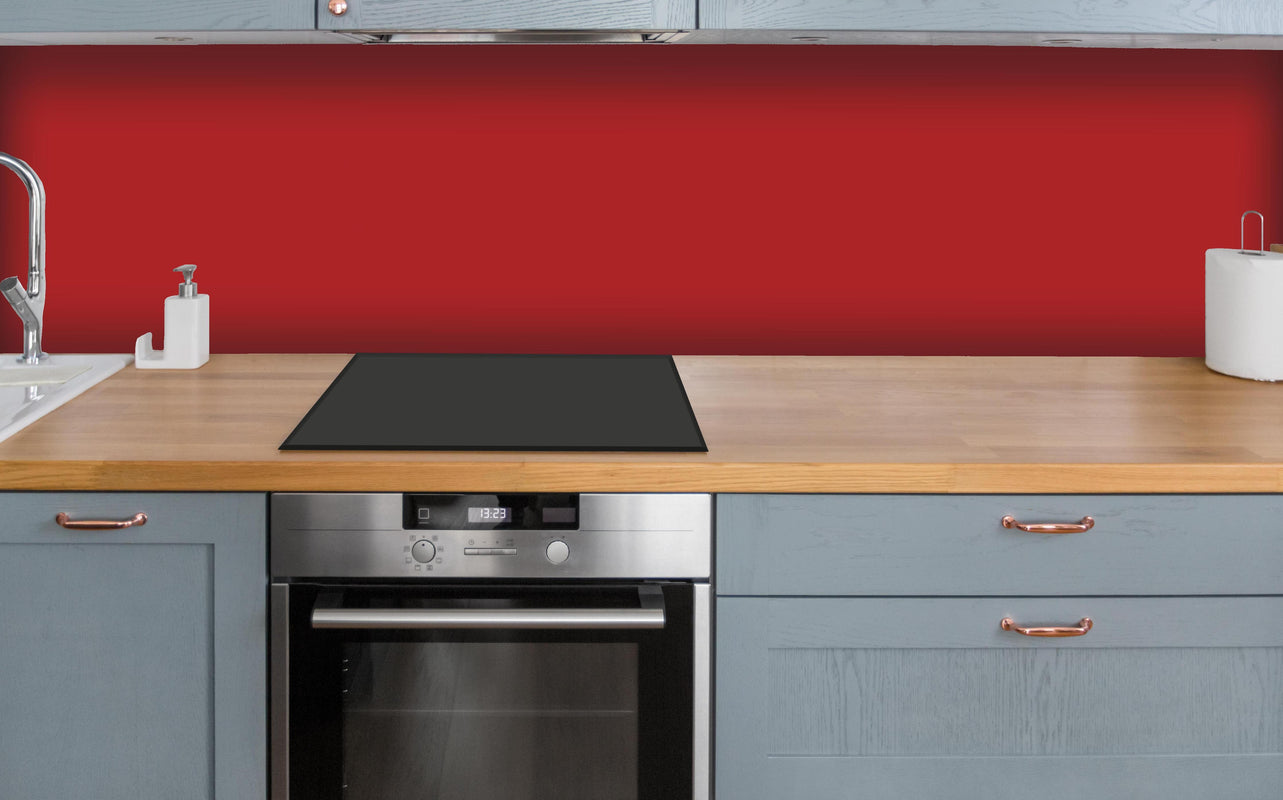 Küche - RAL 3000 (Flammenrot) über polierter Holzarbeitsplatte mit Cerankochfeld