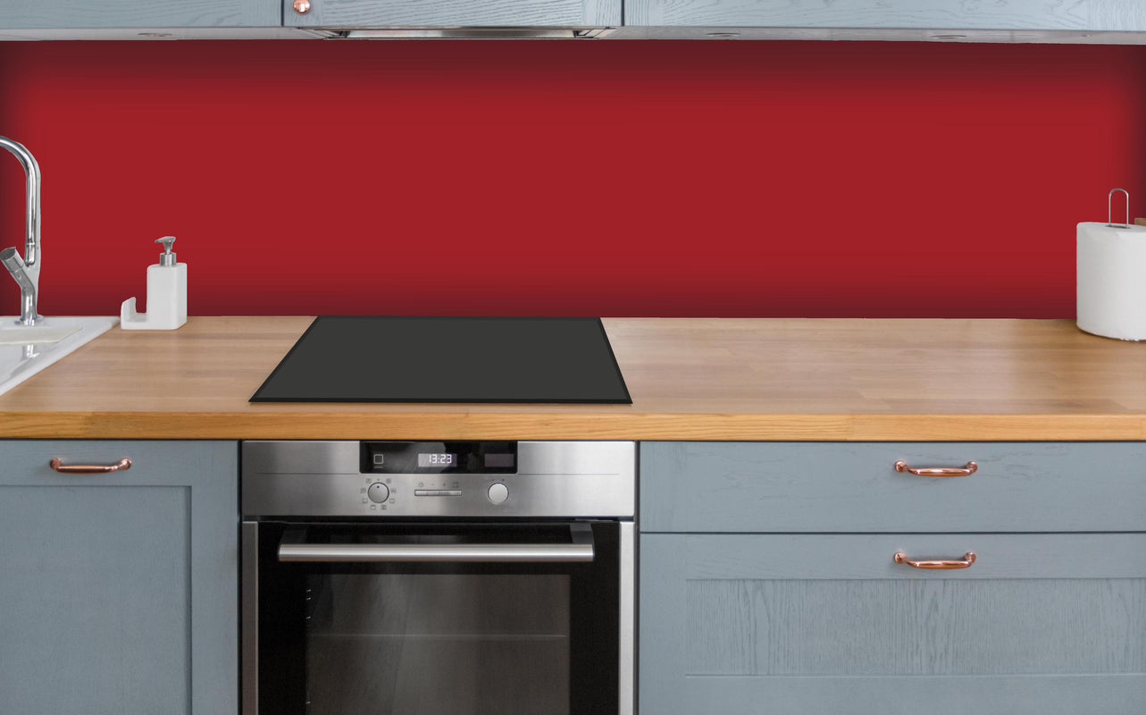 Küche - RAL 3001 (Signalrot) über polierter Holzarbeitsplatte mit Cerankochfeld