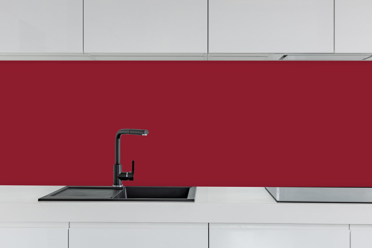 Küche - RAL 3003 (Rubinrot) hinter weißen Hochglanz-Küchenregalen und schwarzem Wasserhahn