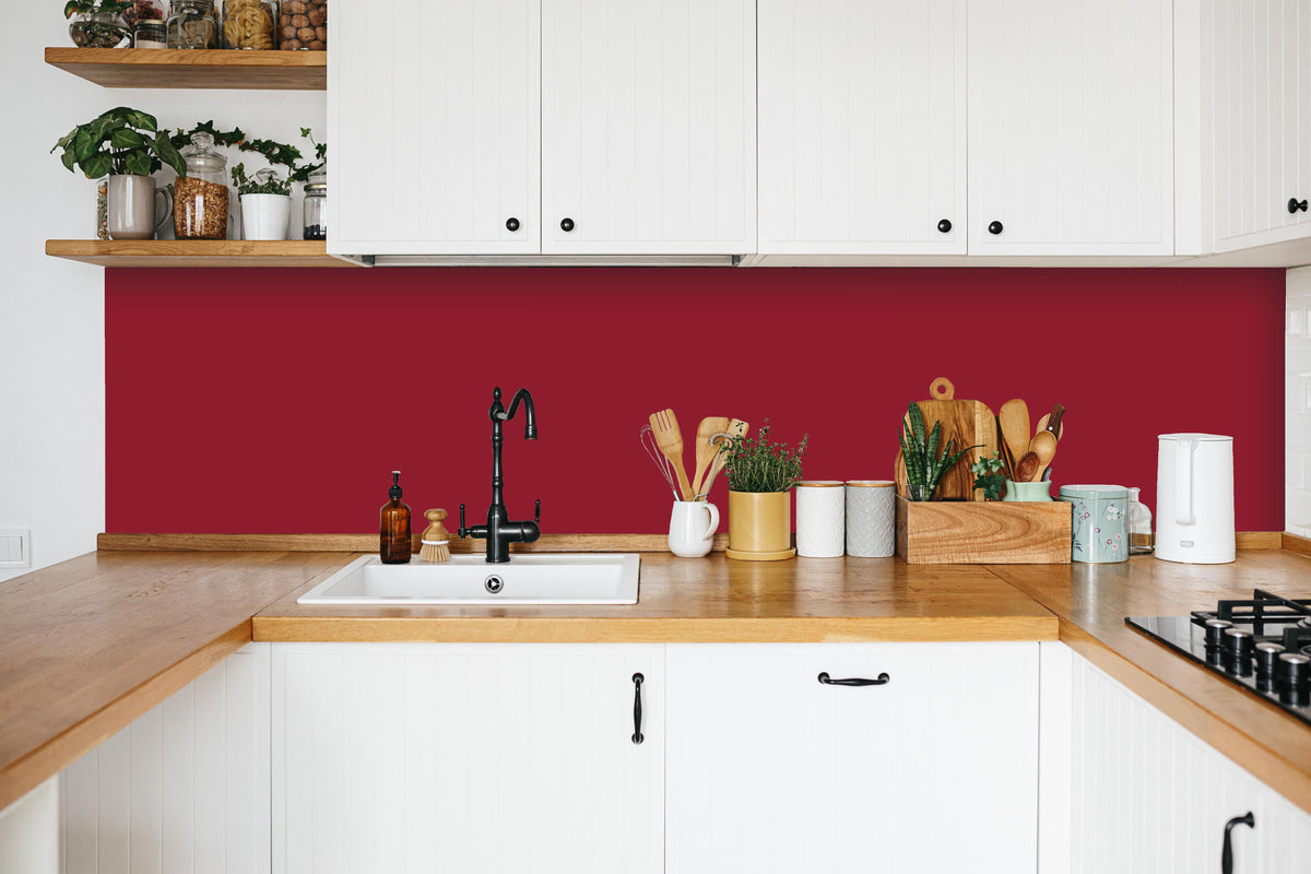 Küche - RAL 3003 (Rubinrot) in weißer Küche hinter Gewürzen und Kochlöffeln aus Holz