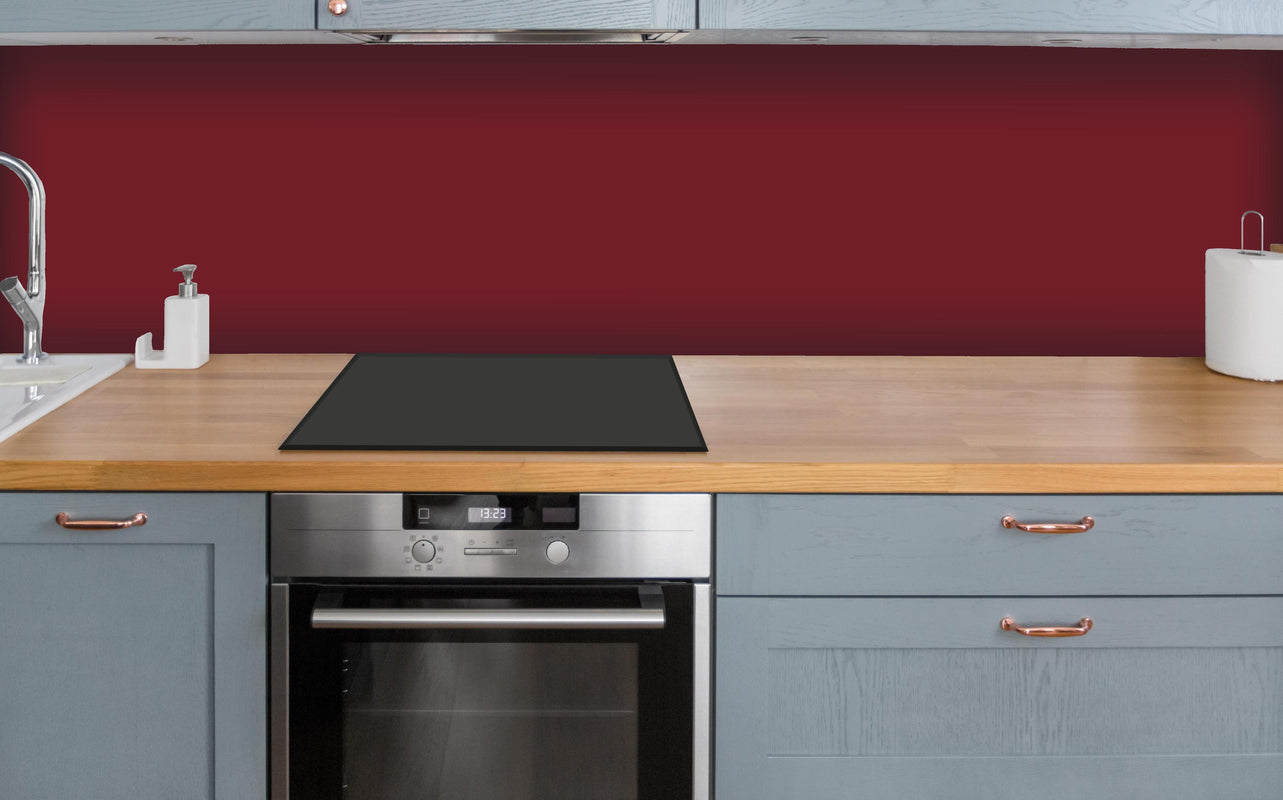 Küche - RAL 3004 (Purpurrot) über polierter Holzarbeitsplatte mit Cerankochfeld