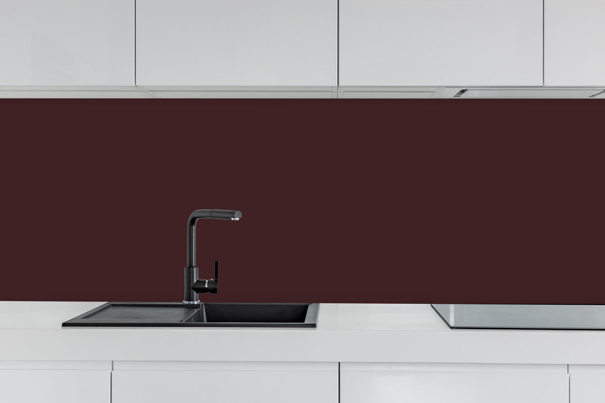 Küche - RAL 3007 (Schwarzrot) hinter weißen Hochglanz-Küchenregalen und schwarzem Wasserhahn