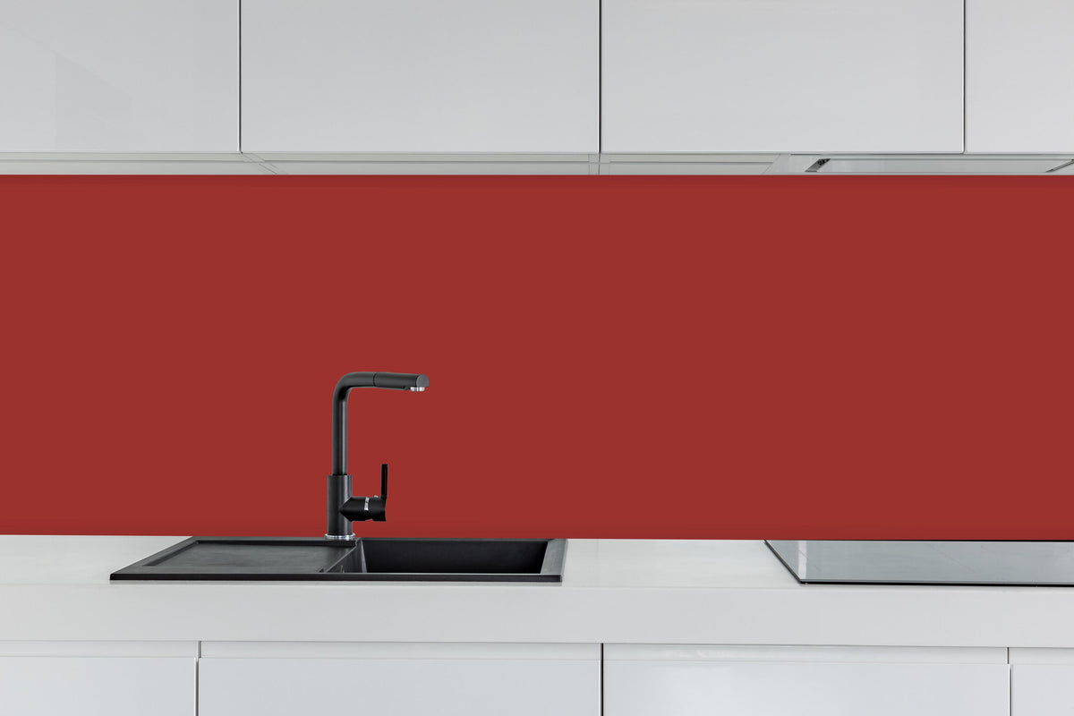 Küche - RAL 3013 (tomatenrot) hinter weißen Hochglanz-Küchenregalen und schwarzem Wasserhahn