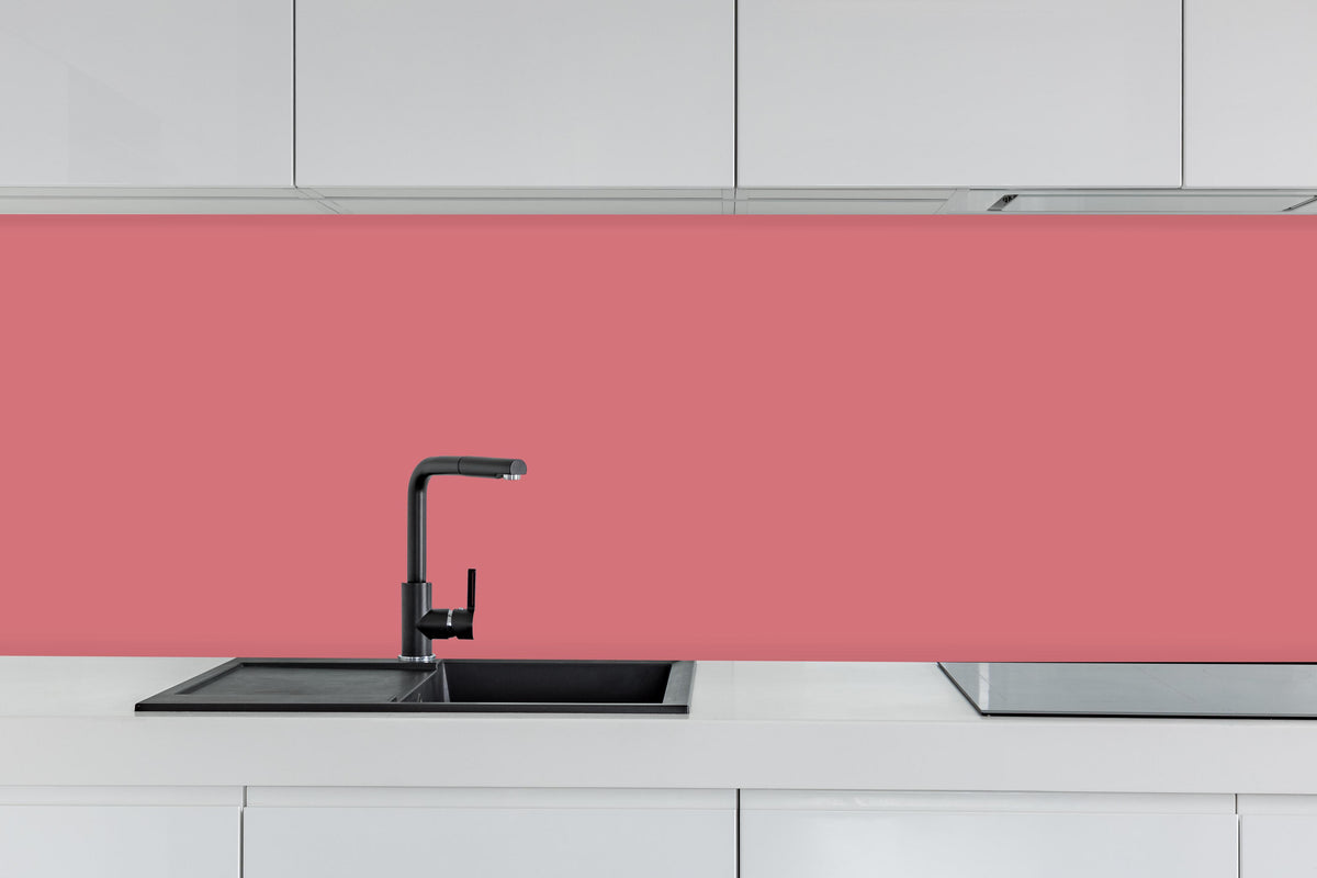 Küche - RAL 3014 (Altrosa) hinter weißen Hochglanz-Küchenregalen und schwarzem Wasserhahn