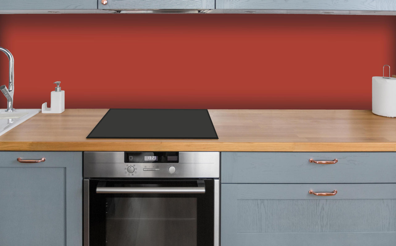 Küche - RAL 3016 (Korallenrot) über polierter Holzarbeitsplatte mit Cerankochfeld