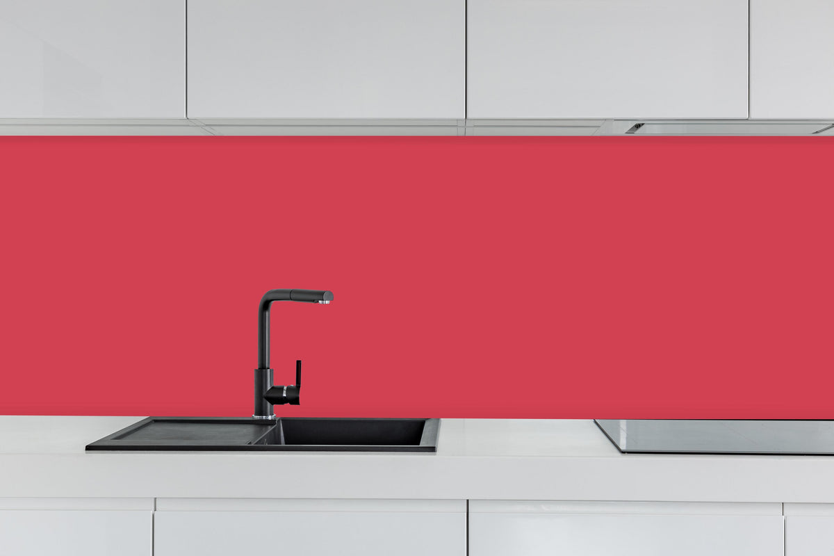 Küche - RAL 3018 (erdbeerrot) hinter weißen Hochglanz-Küchenregalen und schwarzem Wasserhahn