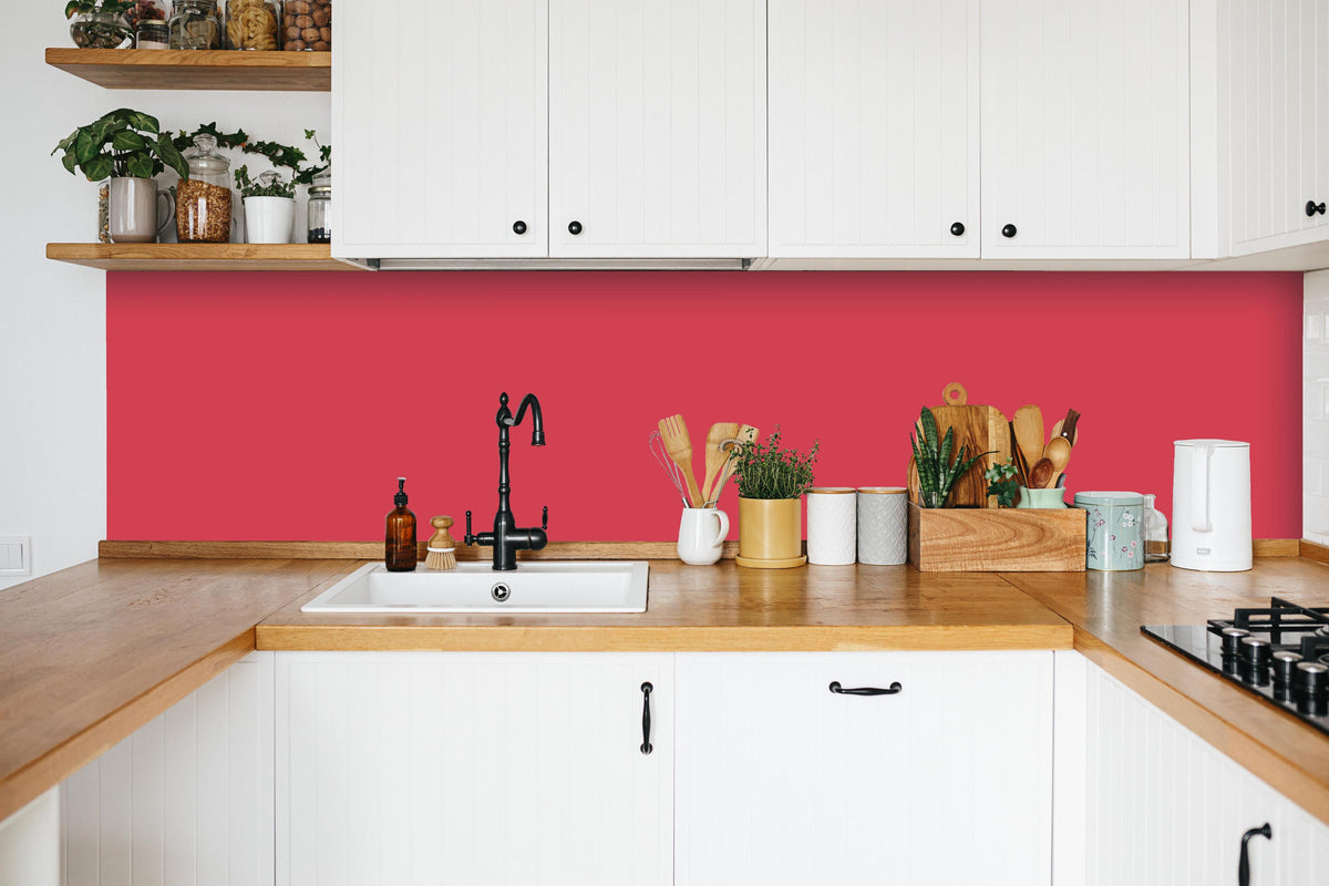 Küche - RAL 3018 (erdbeerrot) in weißer Küche hinter Gewürzen und Kochlöffeln aus Holz