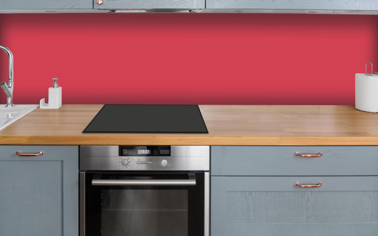 Küche - RAL 3018 (erdbeerrot) über polierter Holzarbeitsplatte mit Cerankochfeld