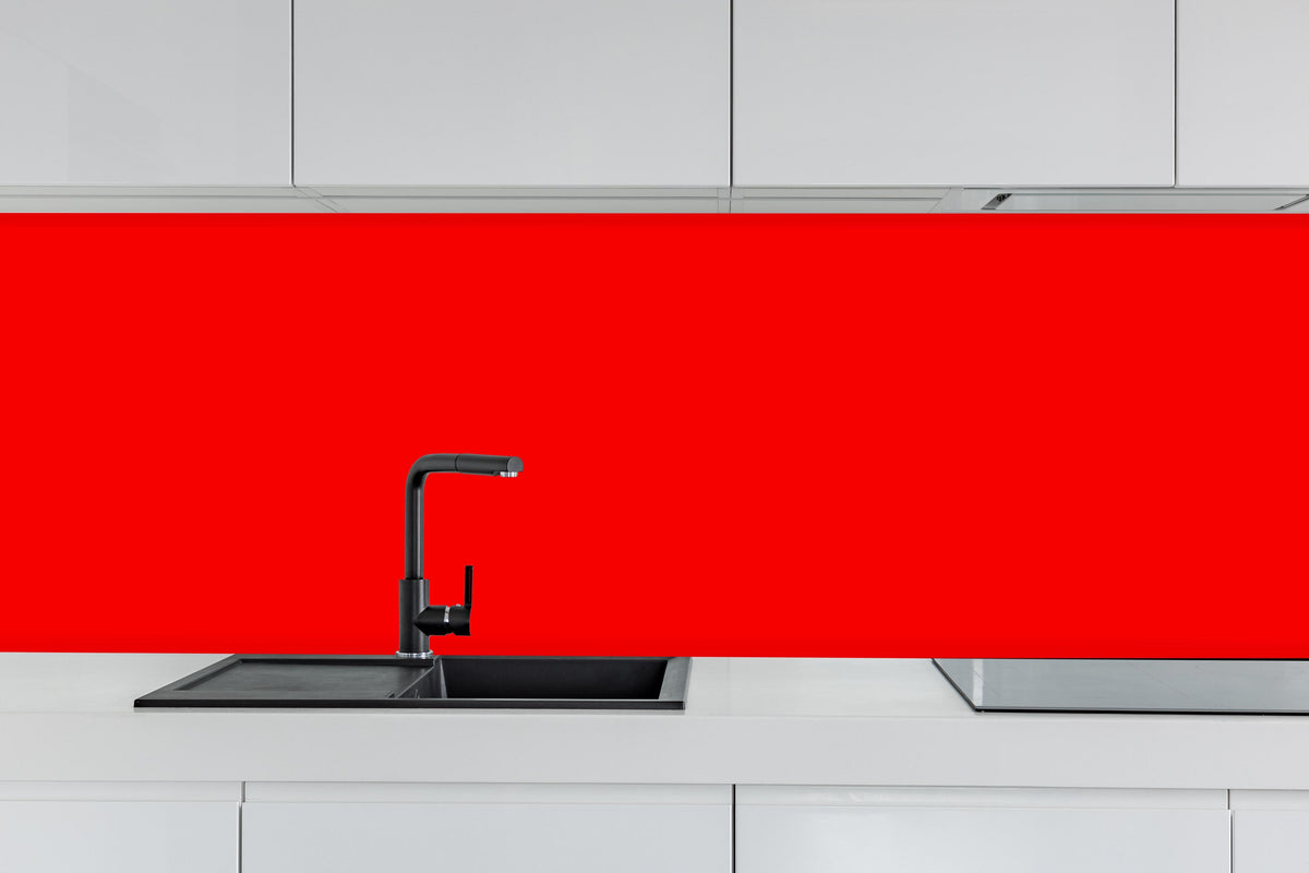Küche - RAL 3024 (leuchtendes Rot) hinter weißen Hochglanz-Küchenregalen und schwarzem Wasserhahn