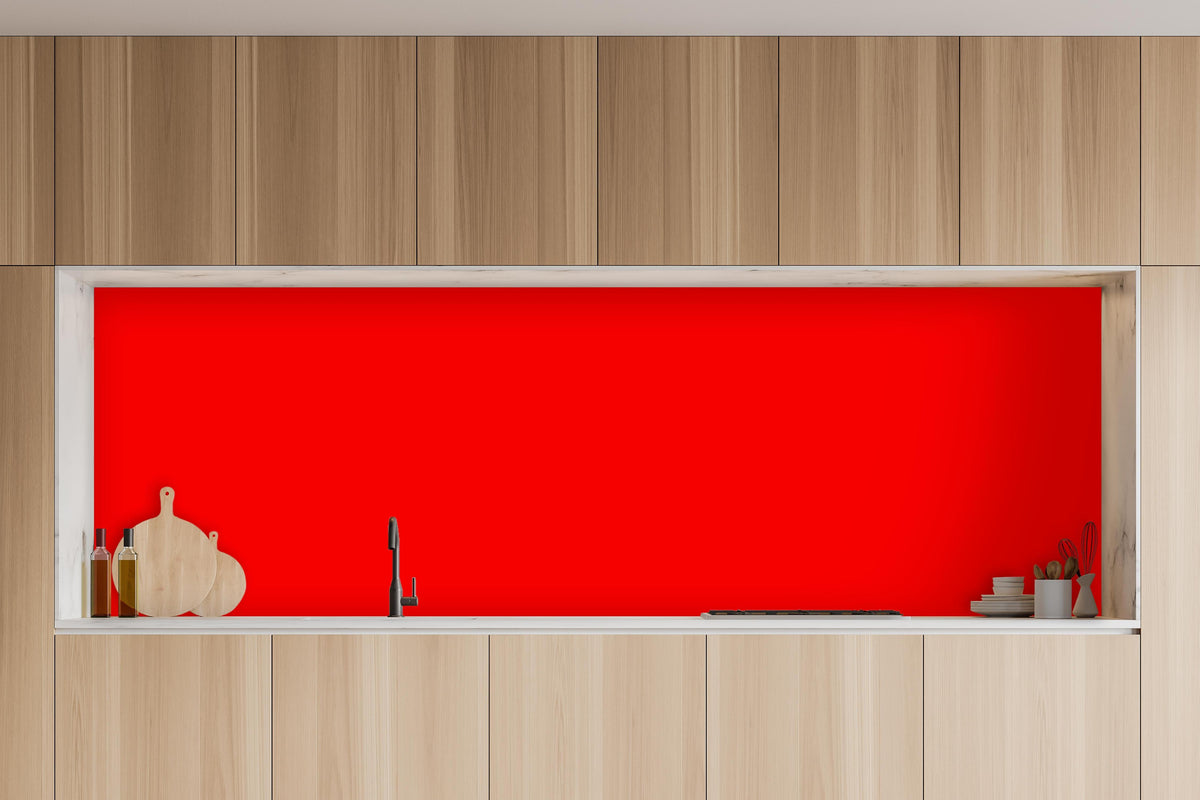 Küche - RAL 3024 (leuchtendes Rot) in charakteristischer Vollholz-Küche mit modernem Gasherd