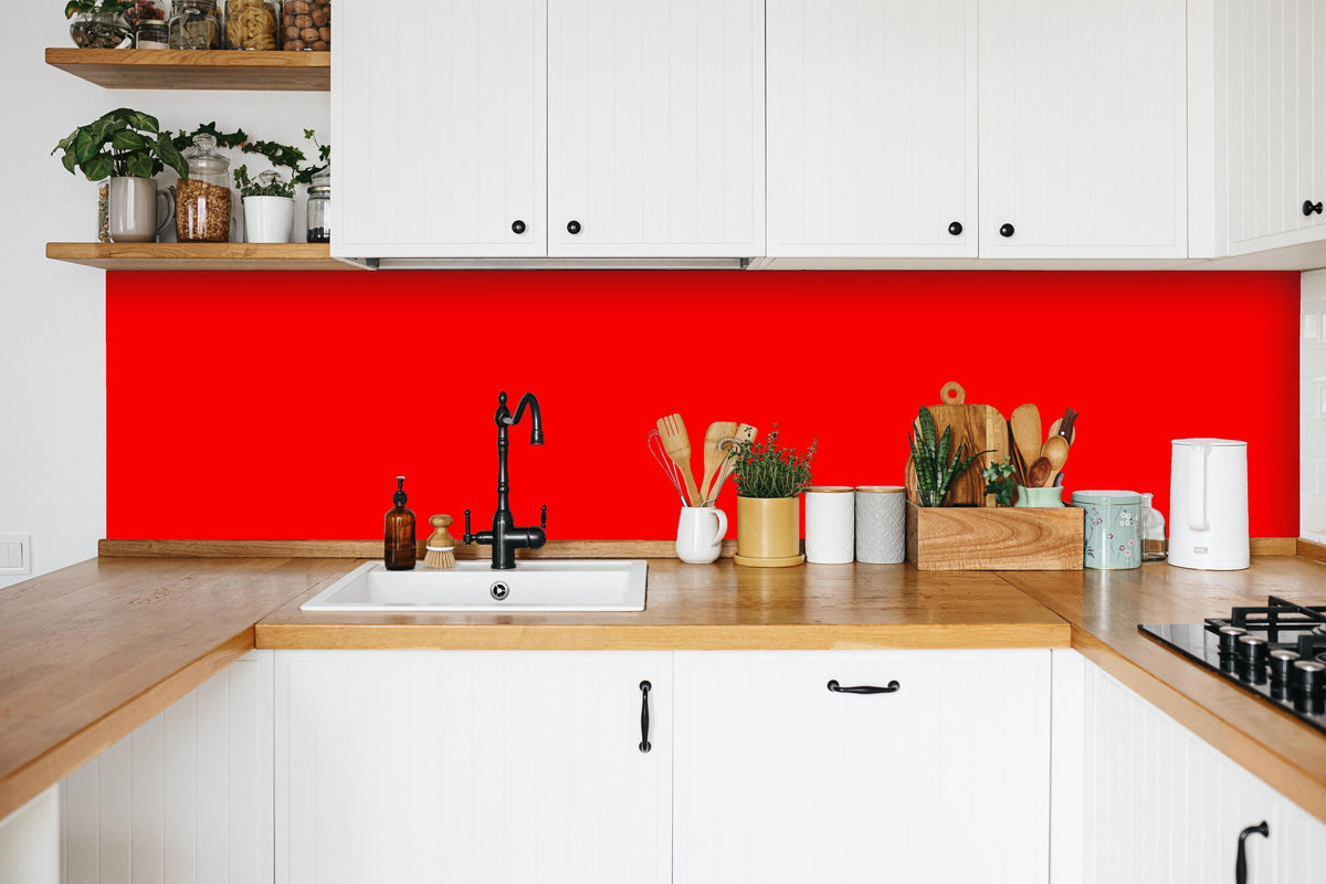 Küche - RAL 3024 (leuchtendes Rot) in weißer Küche hinter Gewürzen und Kochlöffeln aus Holz