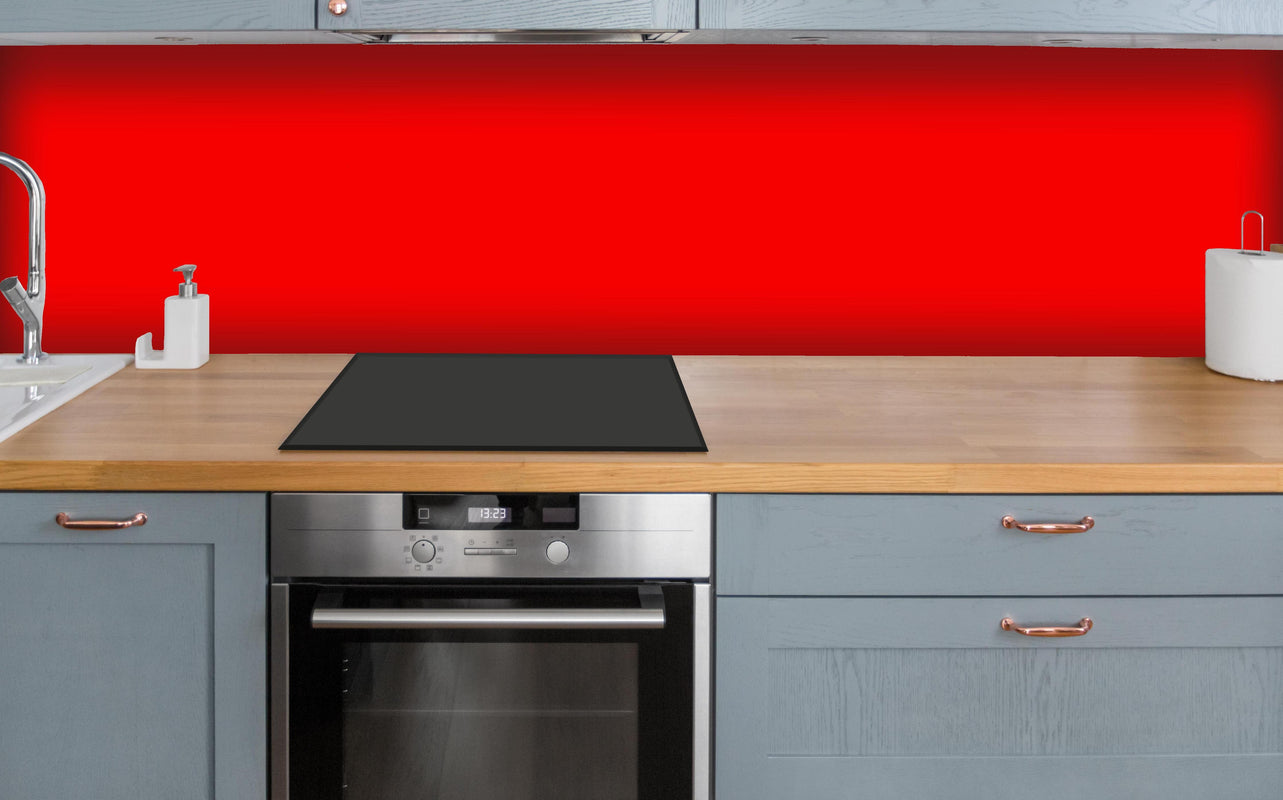 Küche - RAL 3024 (leuchtendes Rot) über polierter Holzarbeitsplatte mit Cerankochfeld