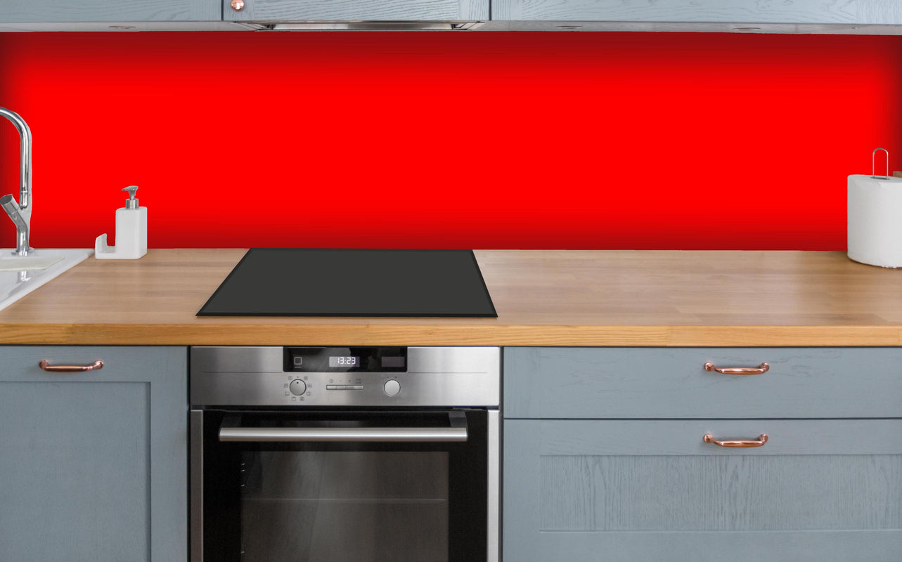 Küche - RAL 3026 (leuchtendes Hellrot) über polierter Holzarbeitsplatte mit Cerankochfeld